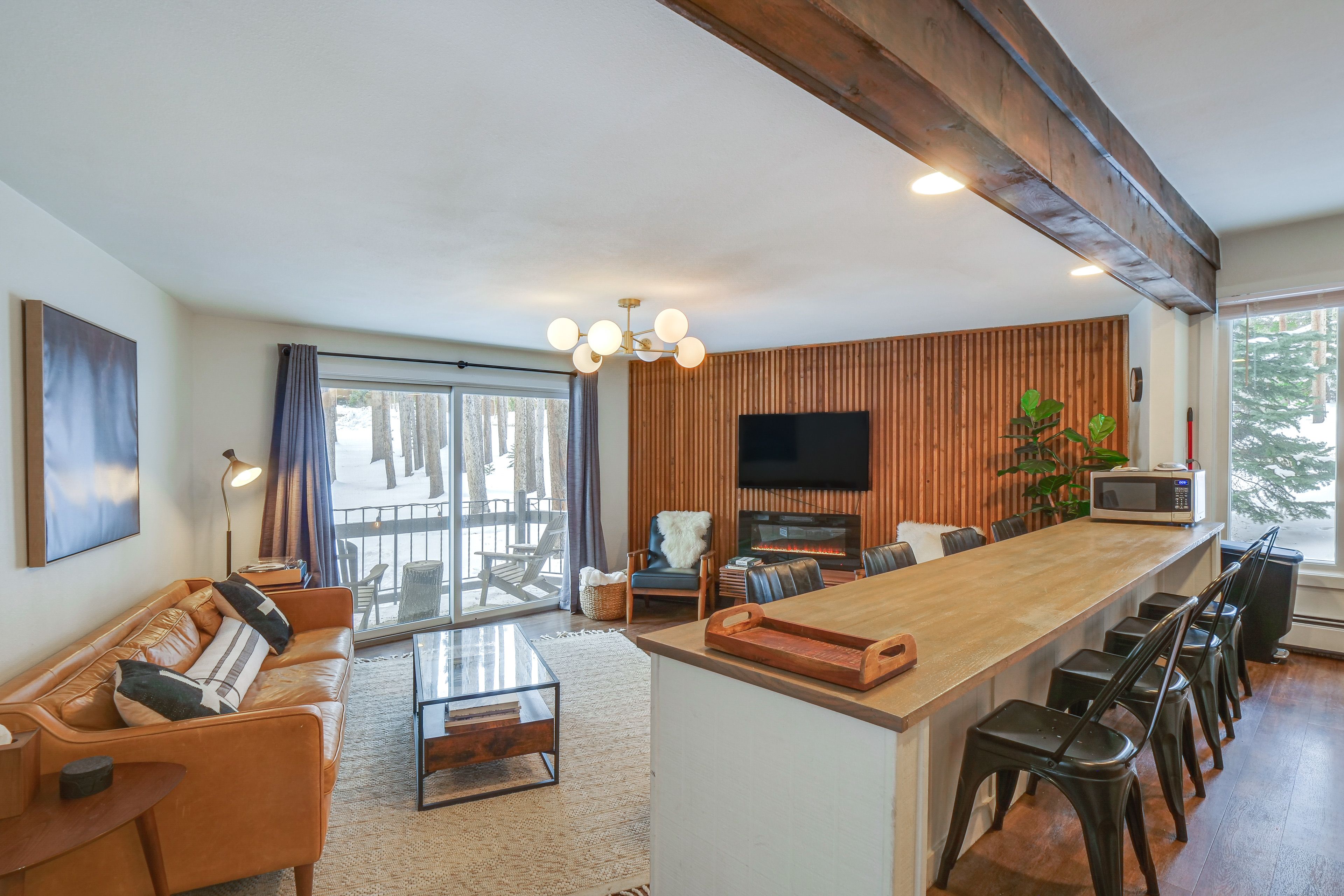 Living Room | Free WiFi | Central Heating & A/C | Smart TV
