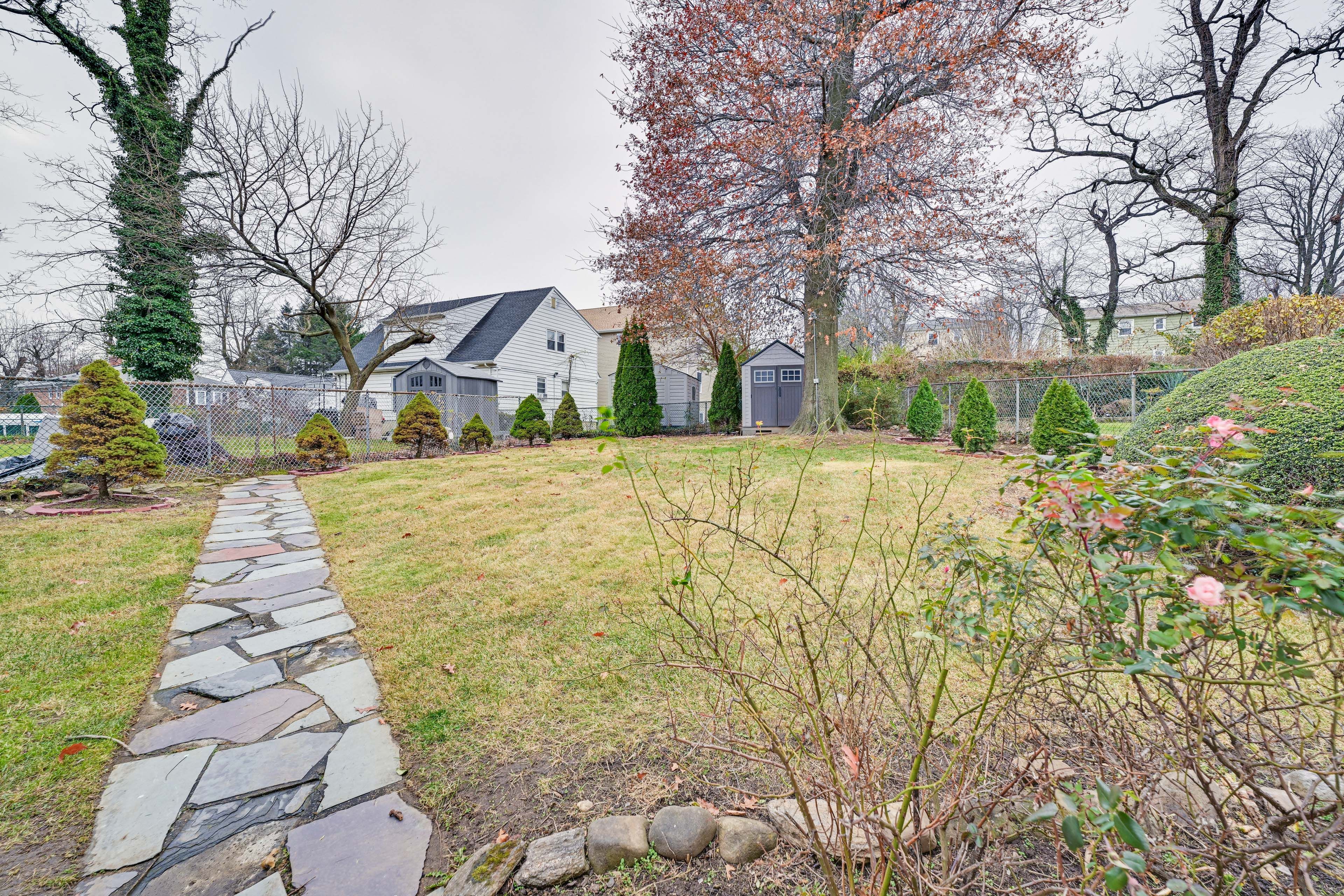 Shared Backyard | 4 Mi to Bronx Zoo
