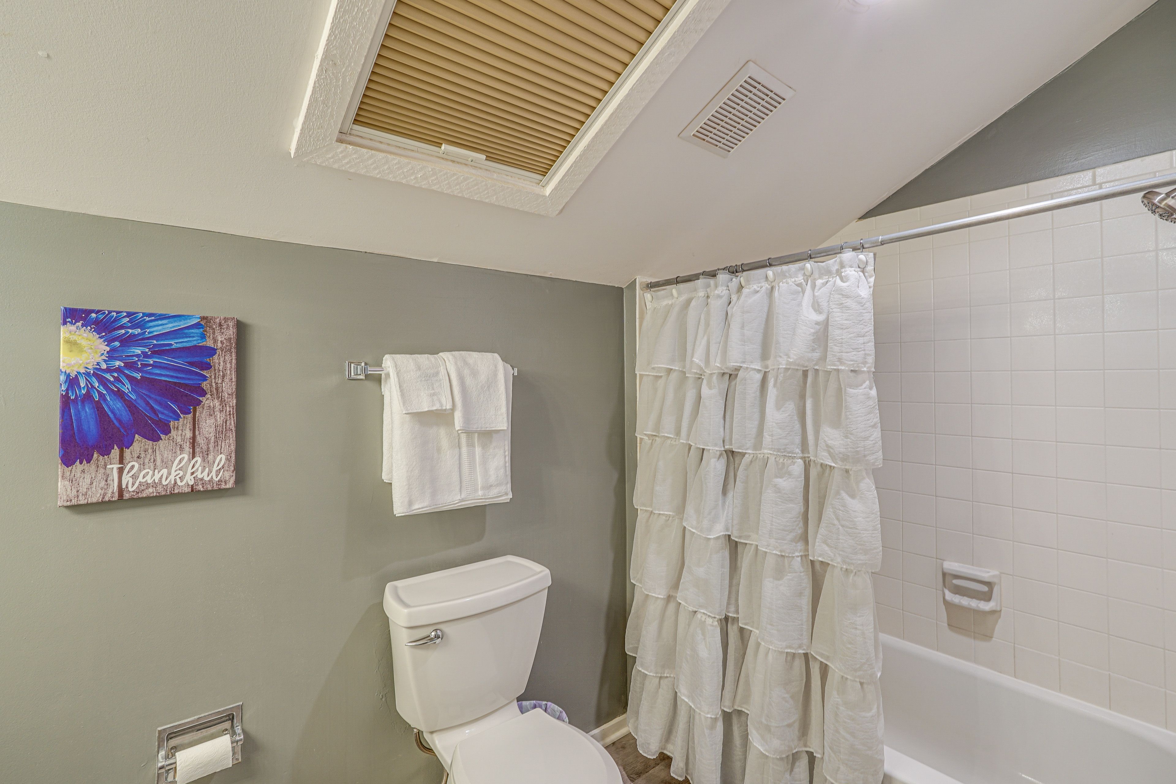 Full Bathroom | 2nd Floor