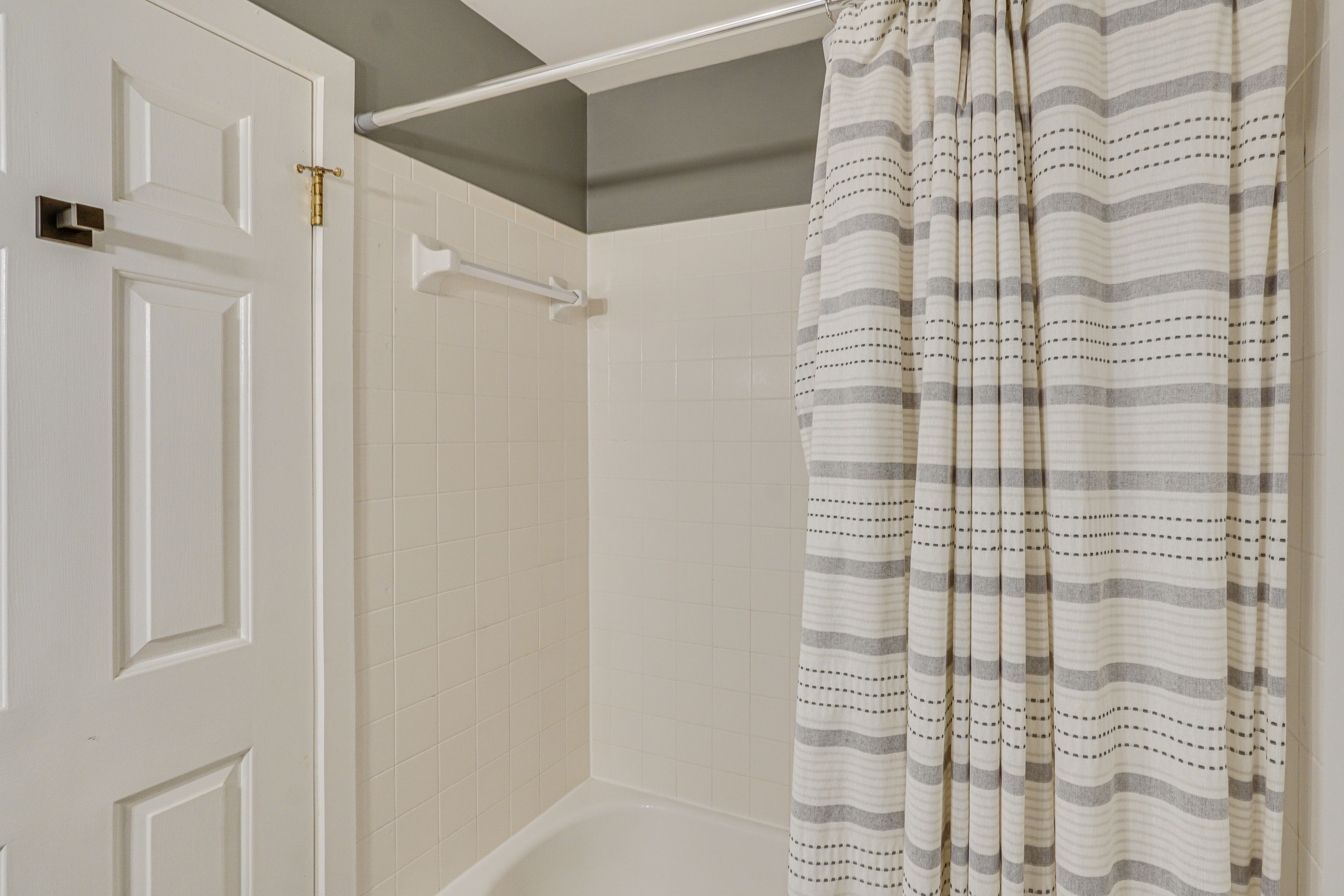 Full Bathroom | 1st Floor | Towels Provided