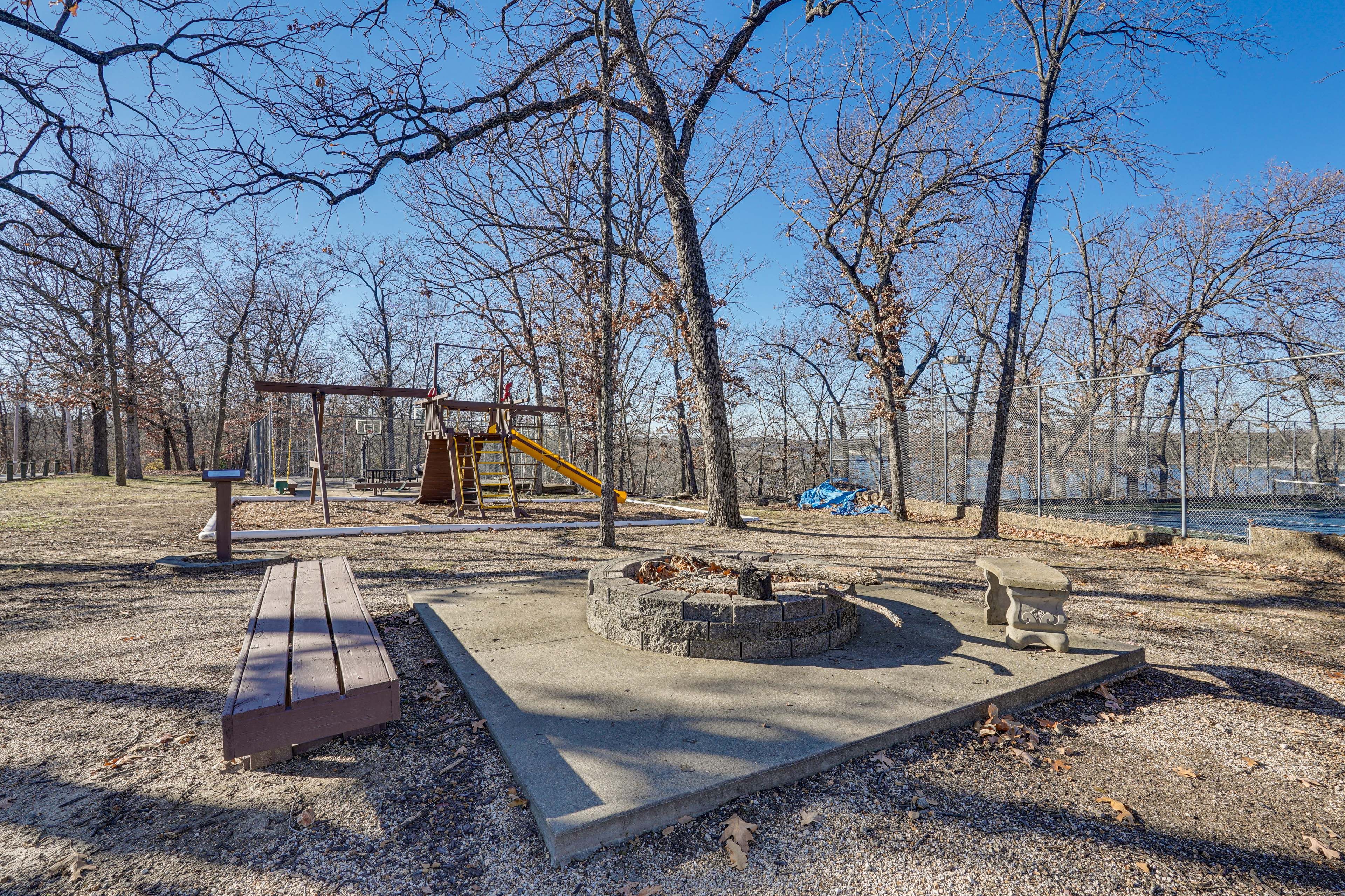 Community Amenities | Outdoor Pool | Tennis Court | Public Lake Access