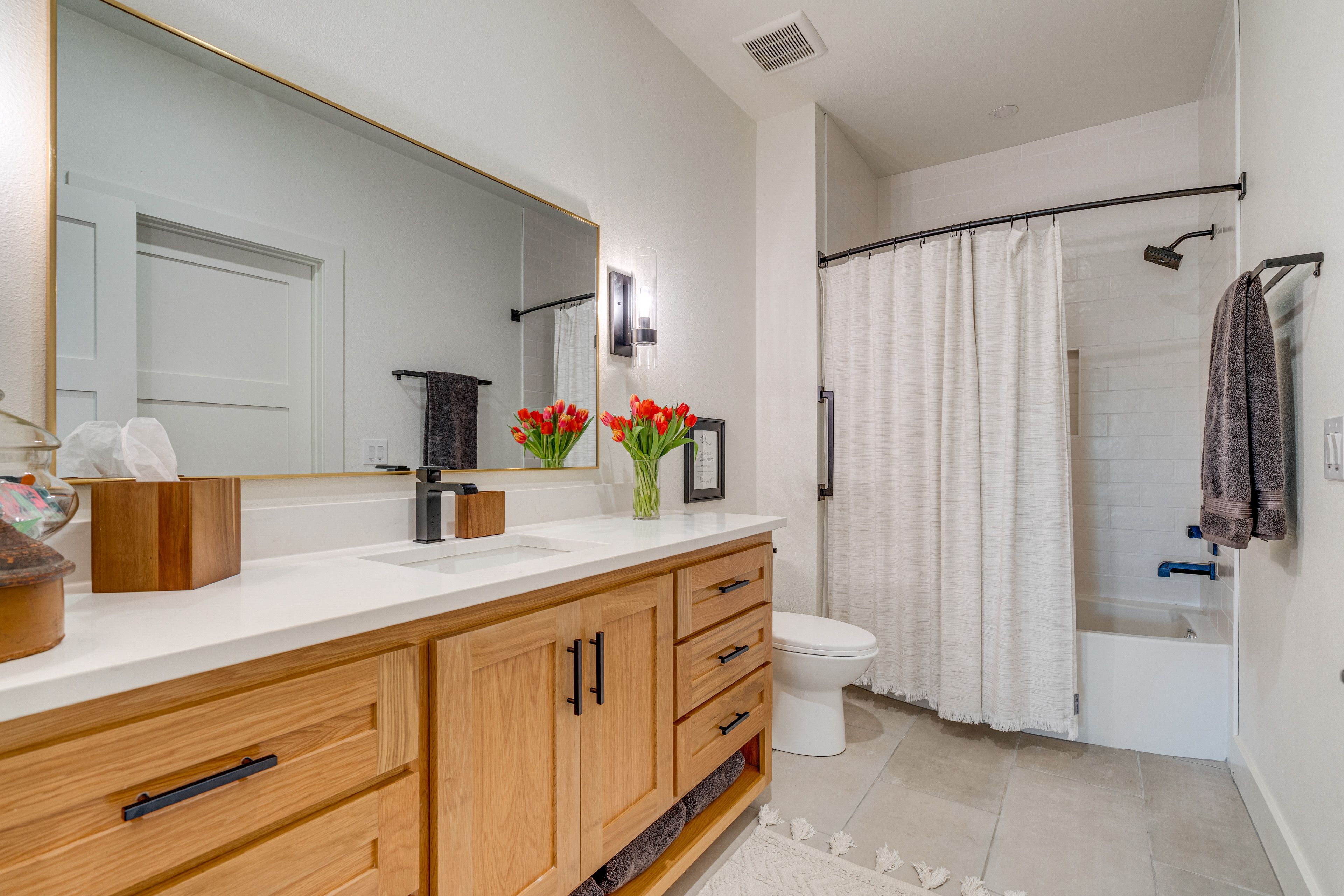 Full Bathroom | Complimentary Toiletries
