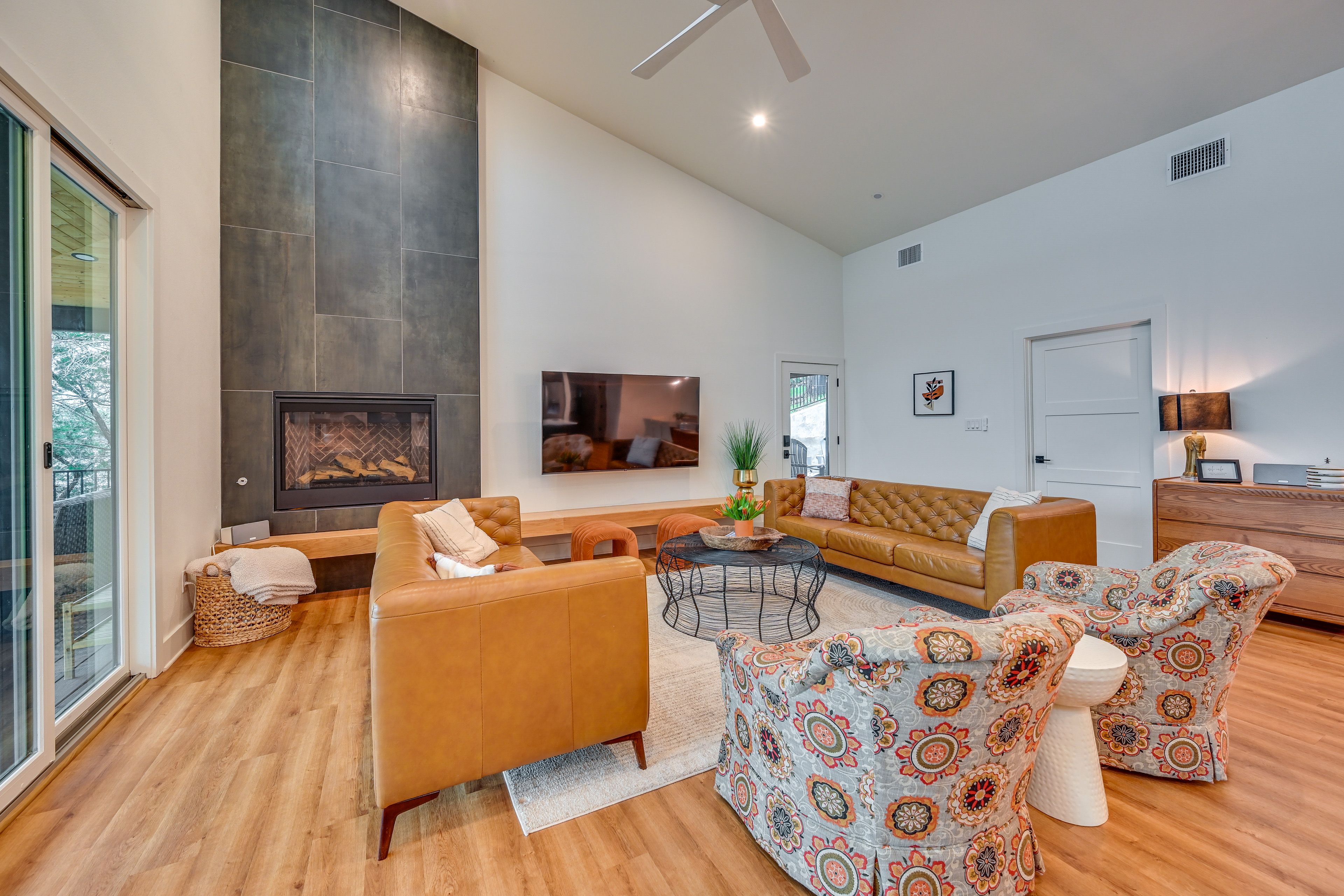 Living Area | Fireplace | Smart TV