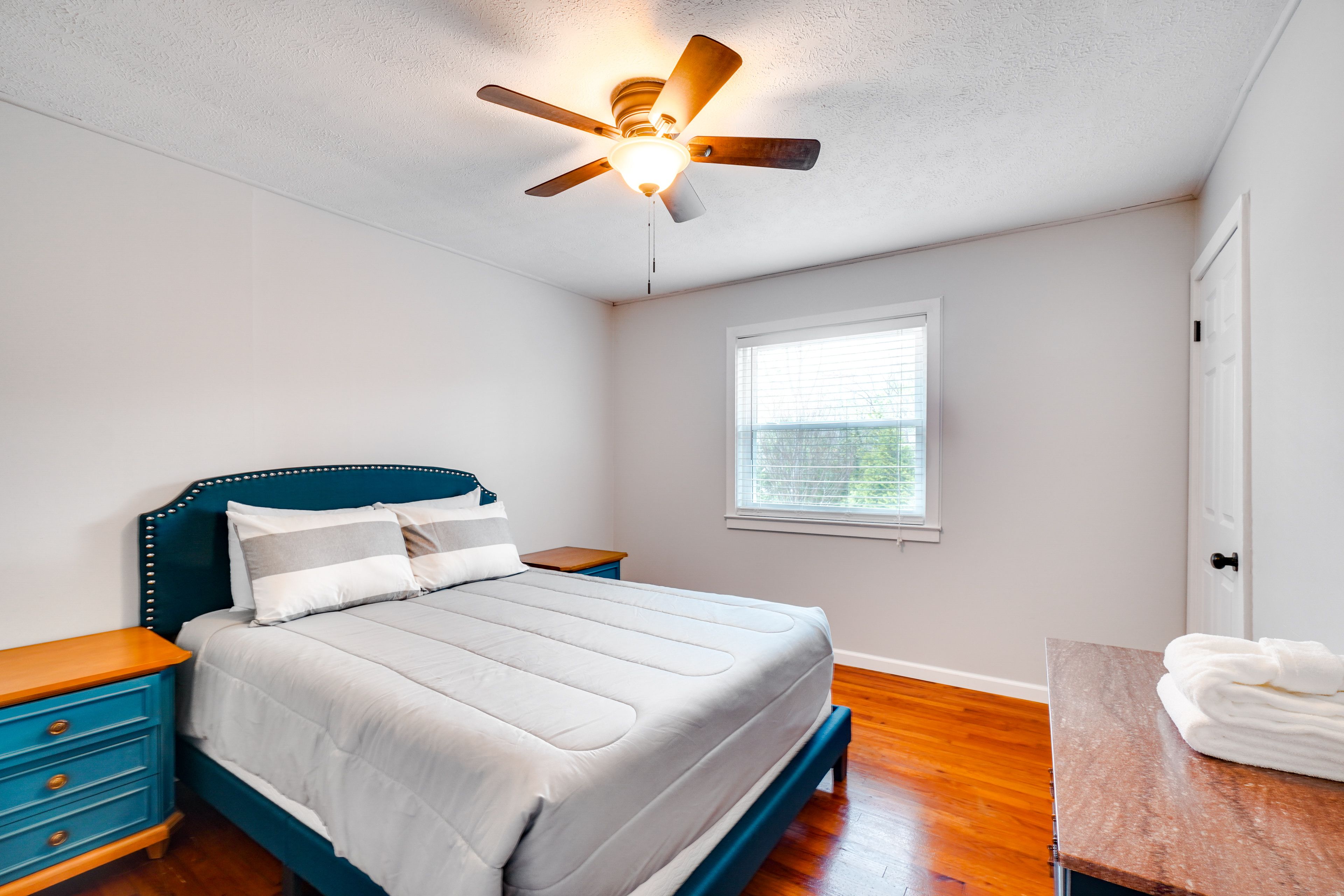 Bedroom 2 | Queen Bed