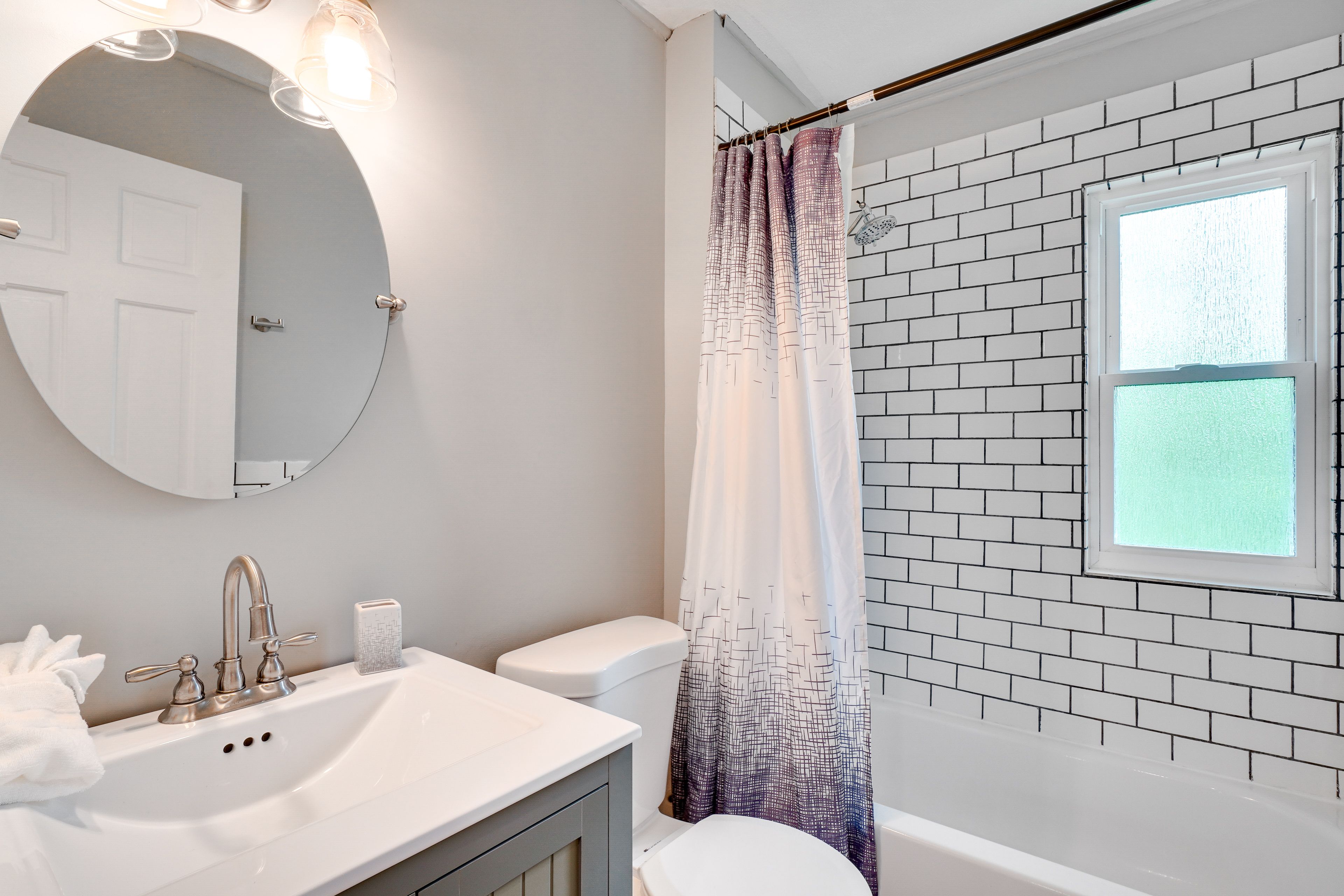 Full Bathroom | Towels Provided