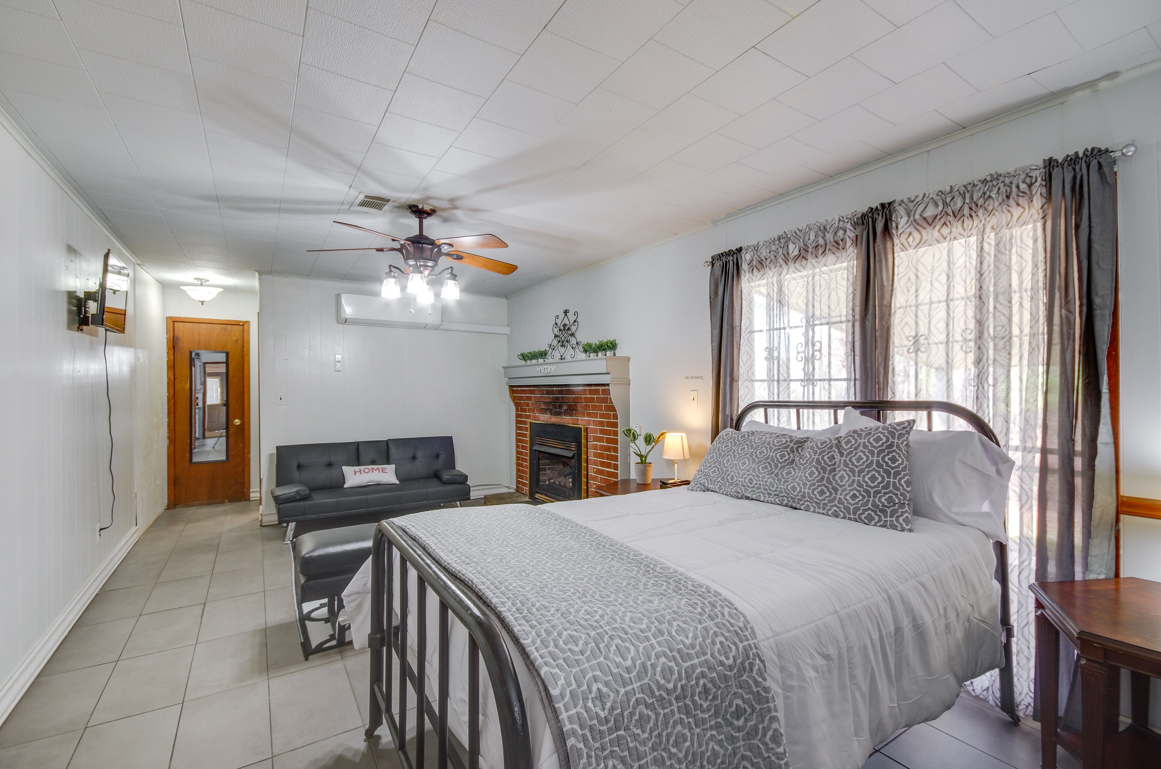 Living Room | Smart TV | Gas Fireplace | Central Air Conditioning/Heat