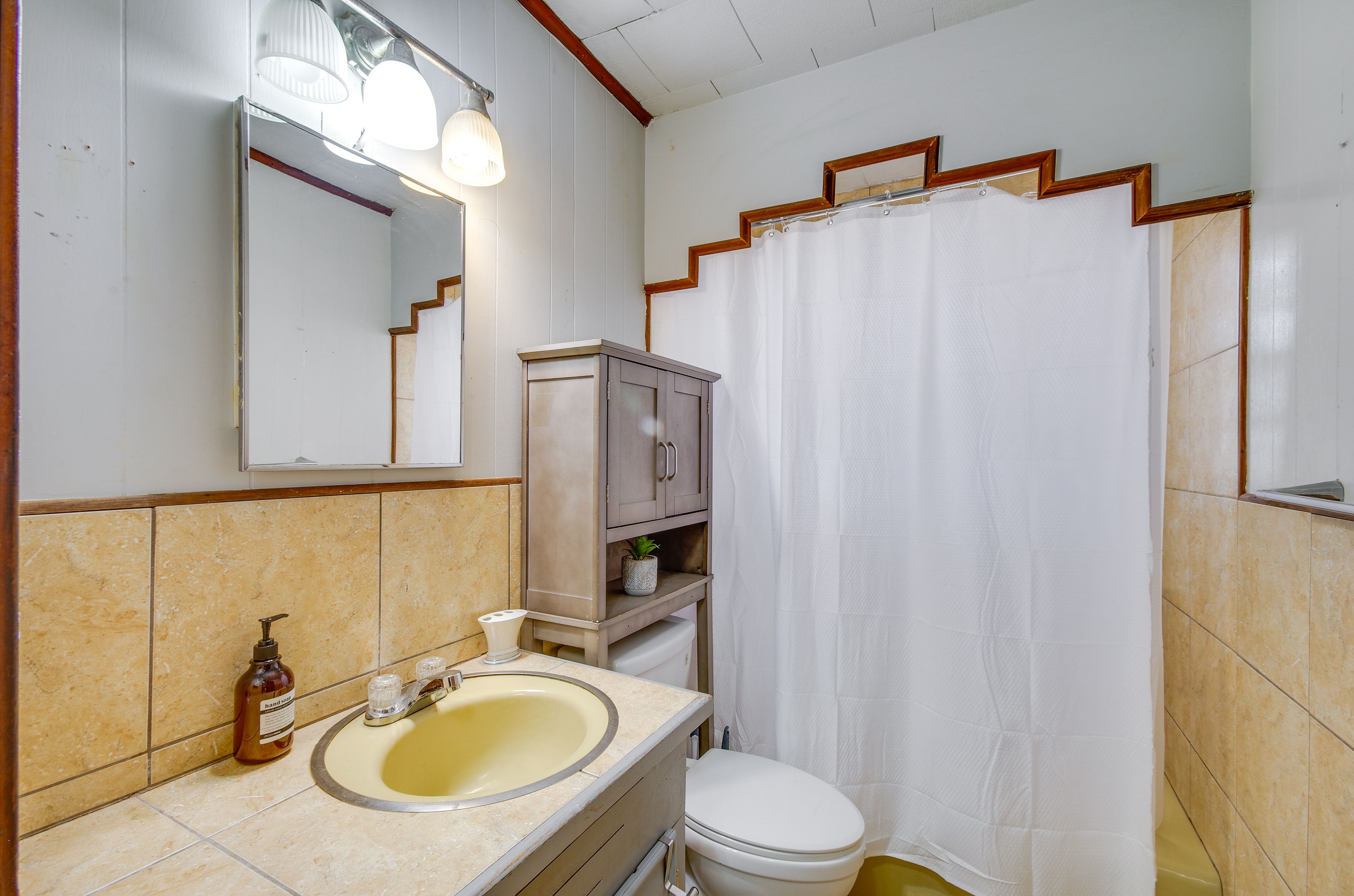 Full Bathroom | Towels Provided