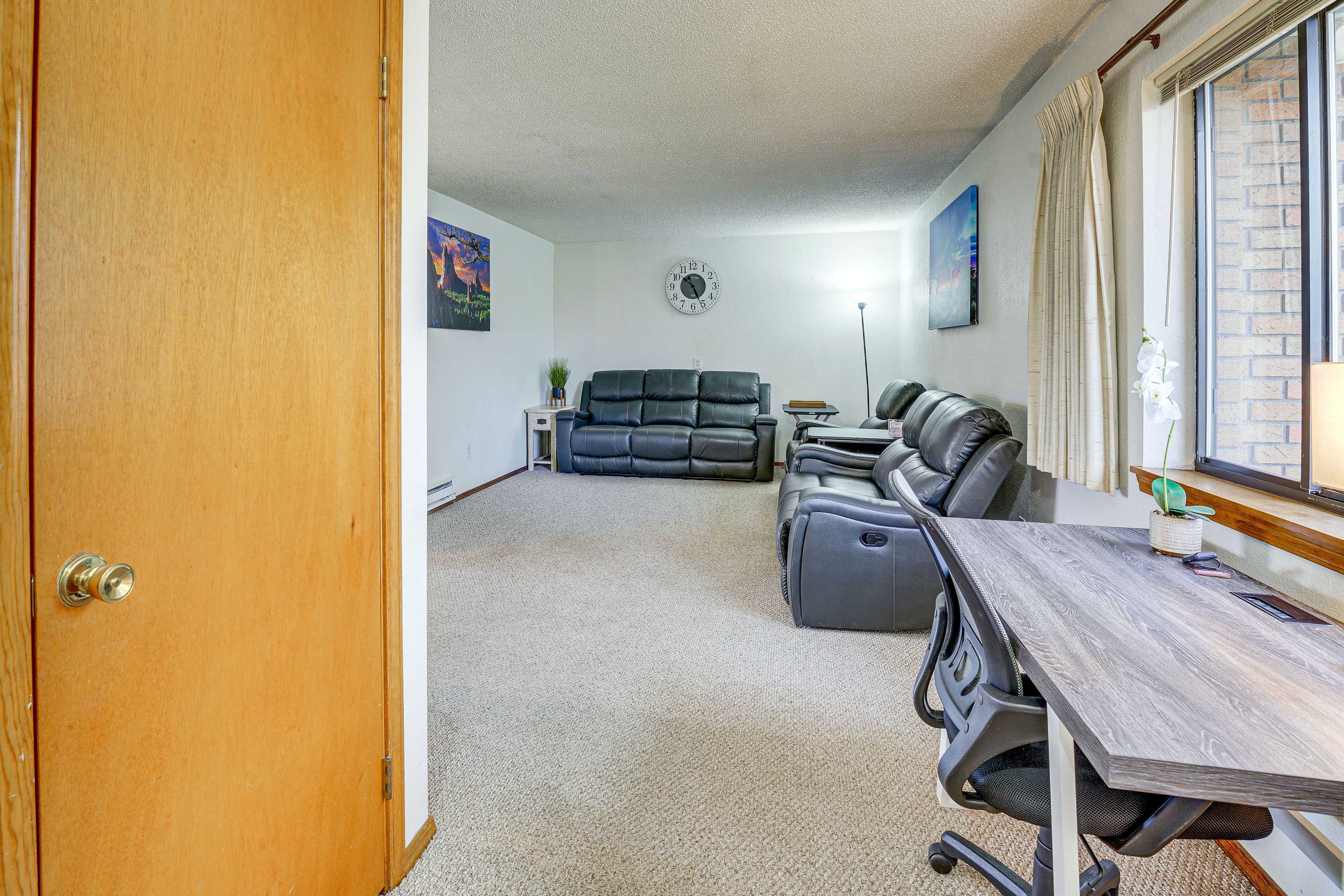 Living Room | Smart TV | Free WiFi | Evaporative Cooling | Baseboard Heating