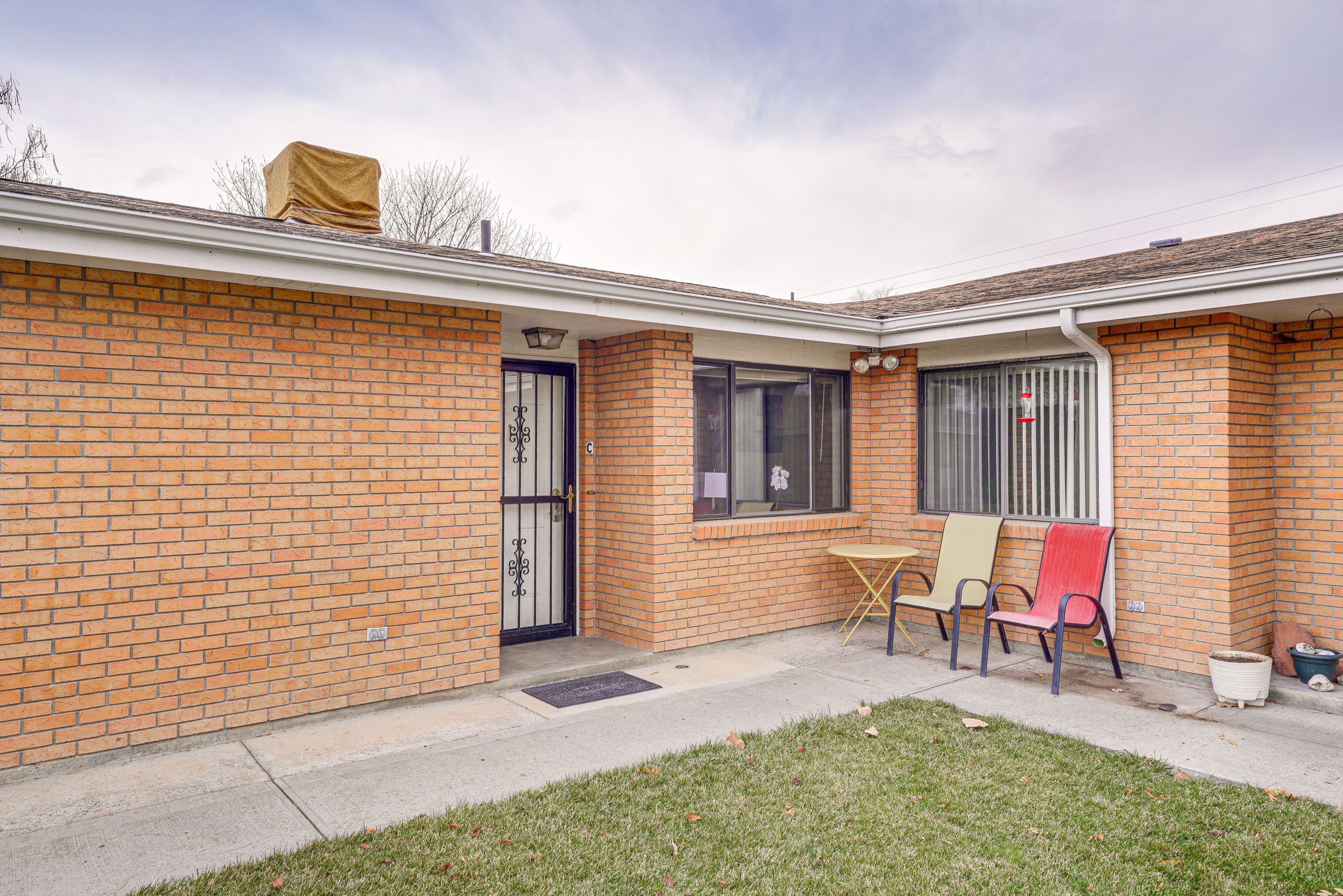 Property Exterior | Free Street Parking