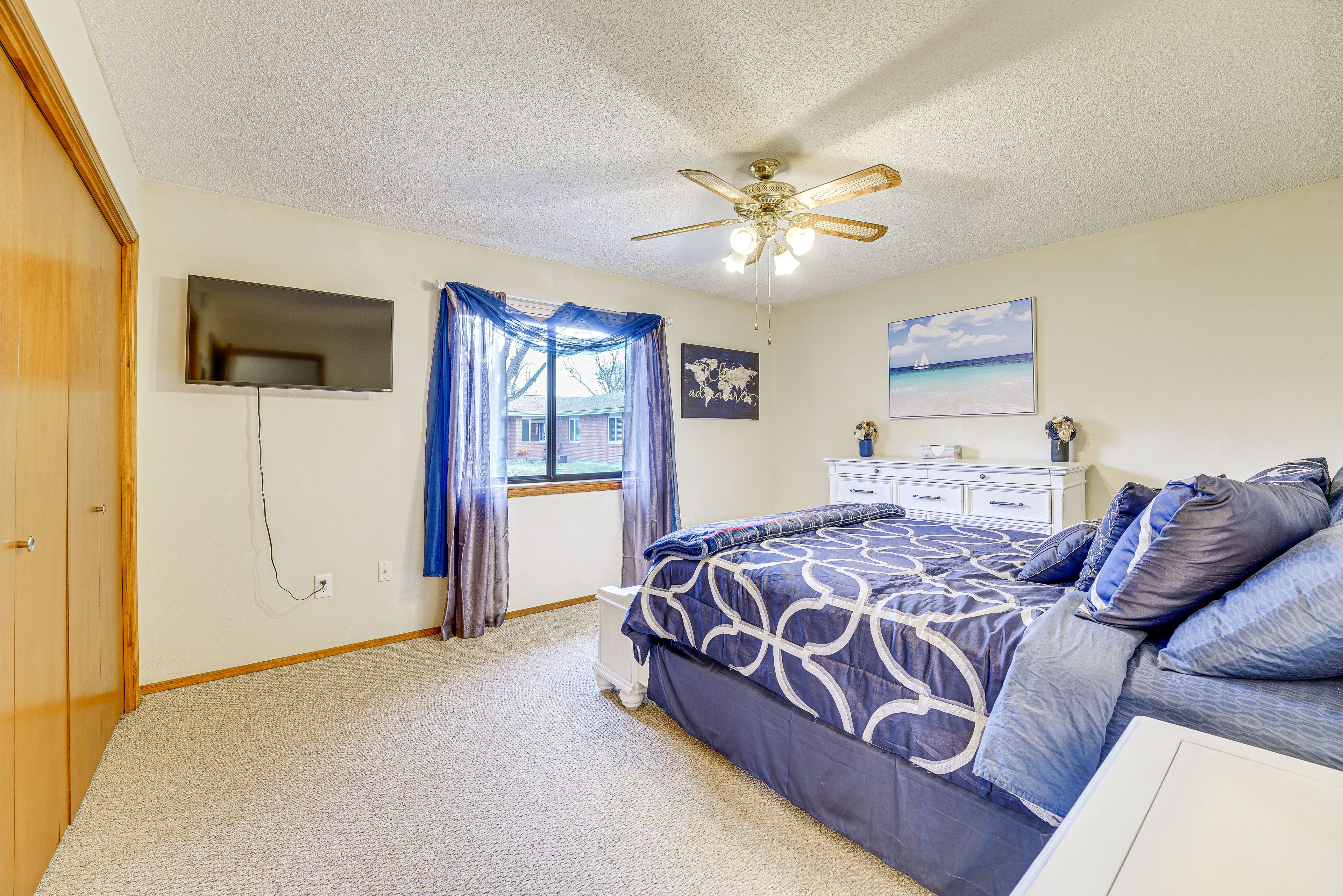 Bedroom 1 | Queen Bed | Smart TV | En-Suite Bathroom
