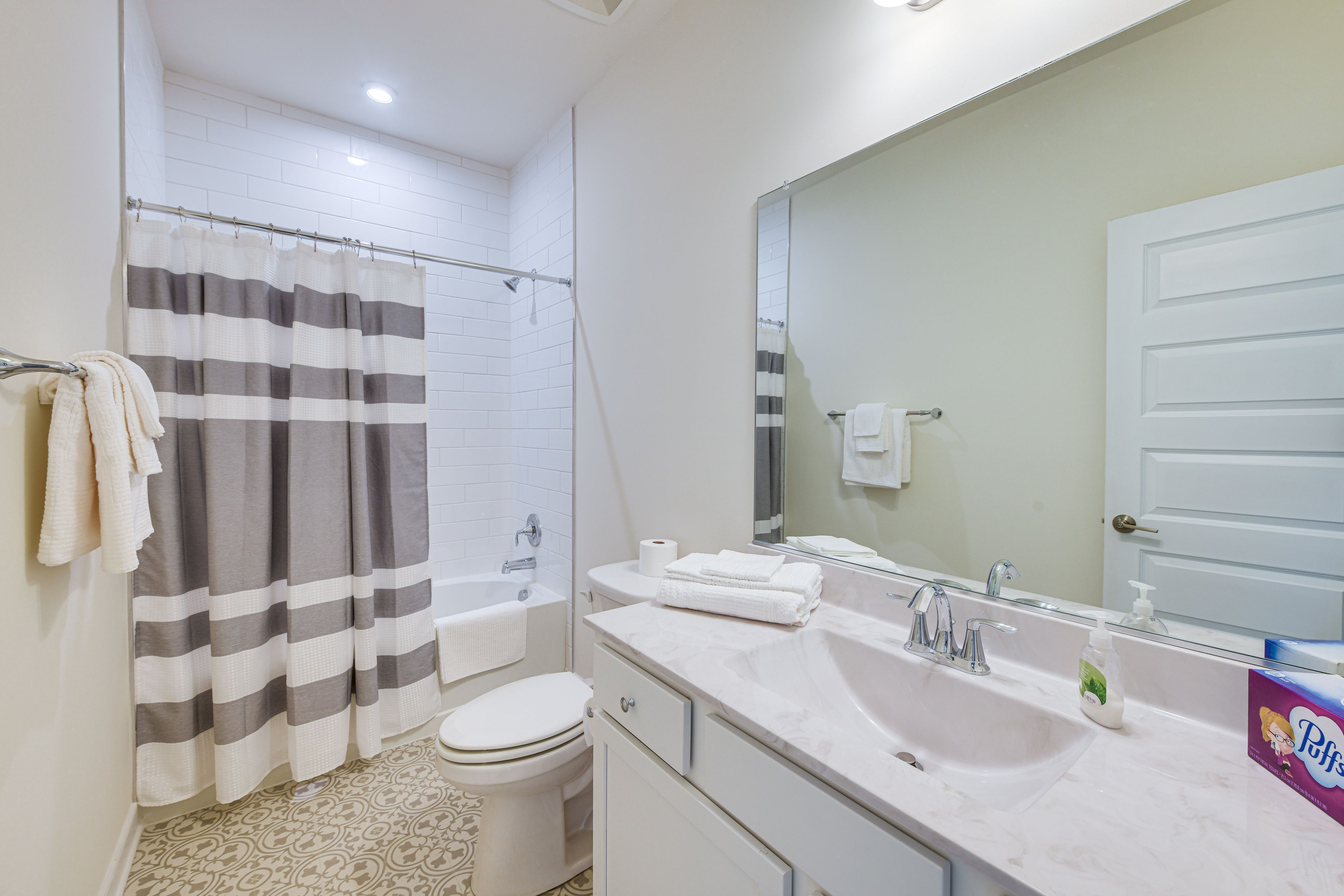 Full Bathroom | Complimentary Toiletries