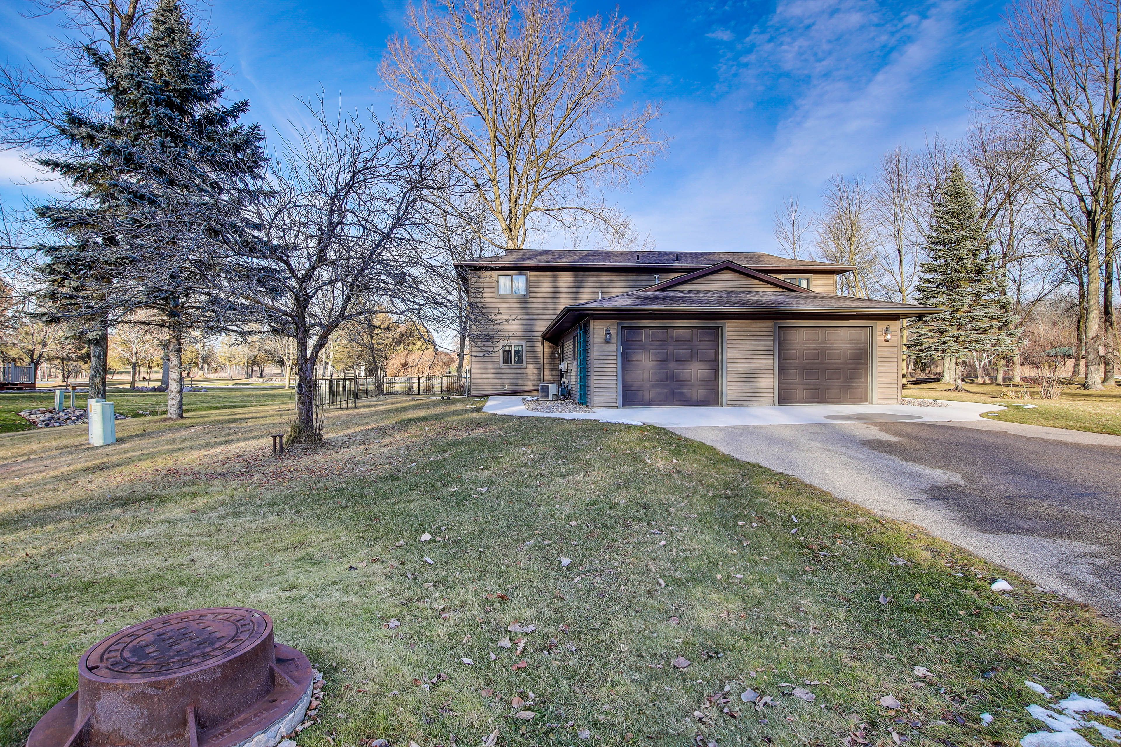 Parking | Driveway (2 Vehicles) | Garage (1 Vehicle) | Boat/Trailer/RV Parking