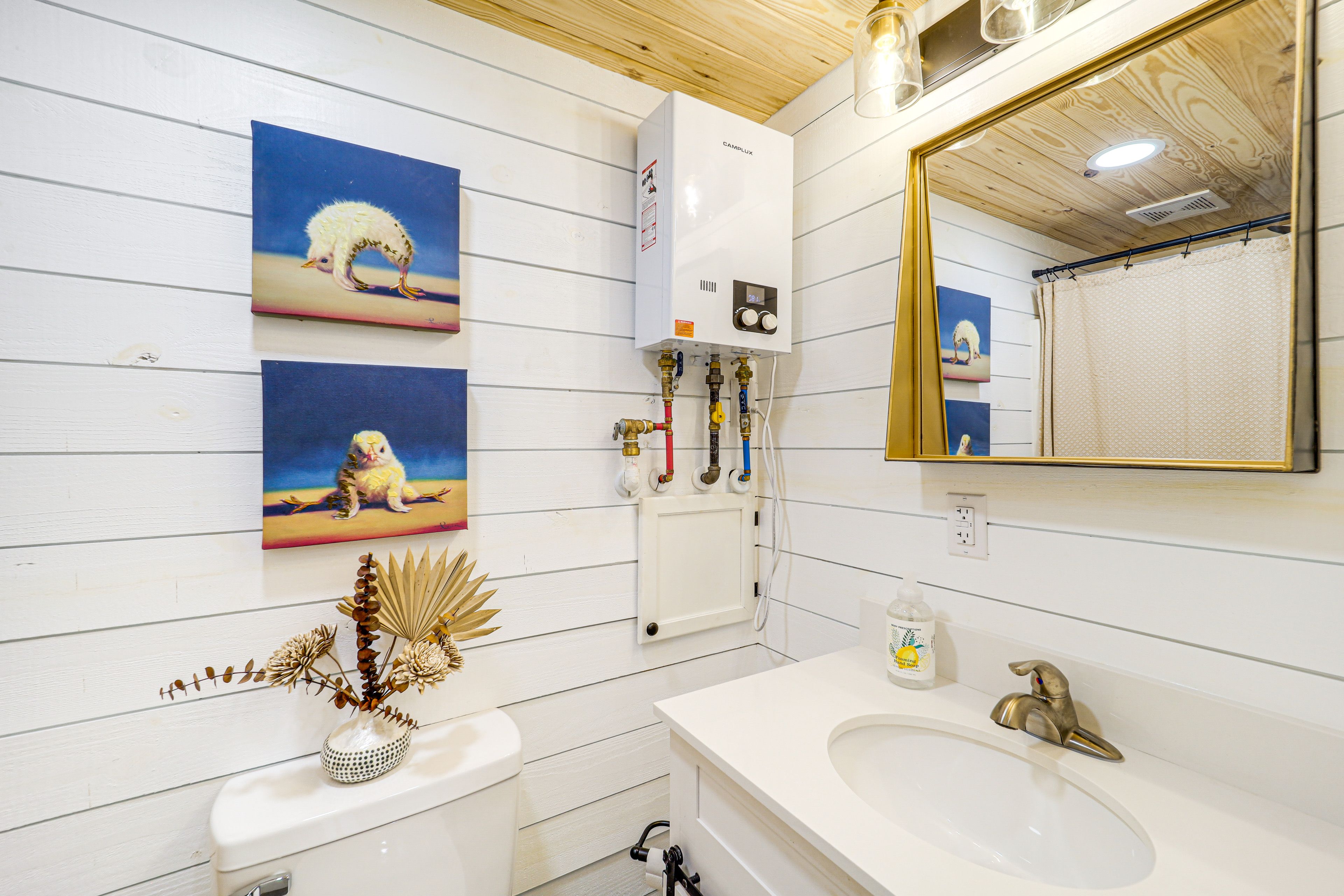 Bathroom | Complimentary Toiletries | Towels Provided