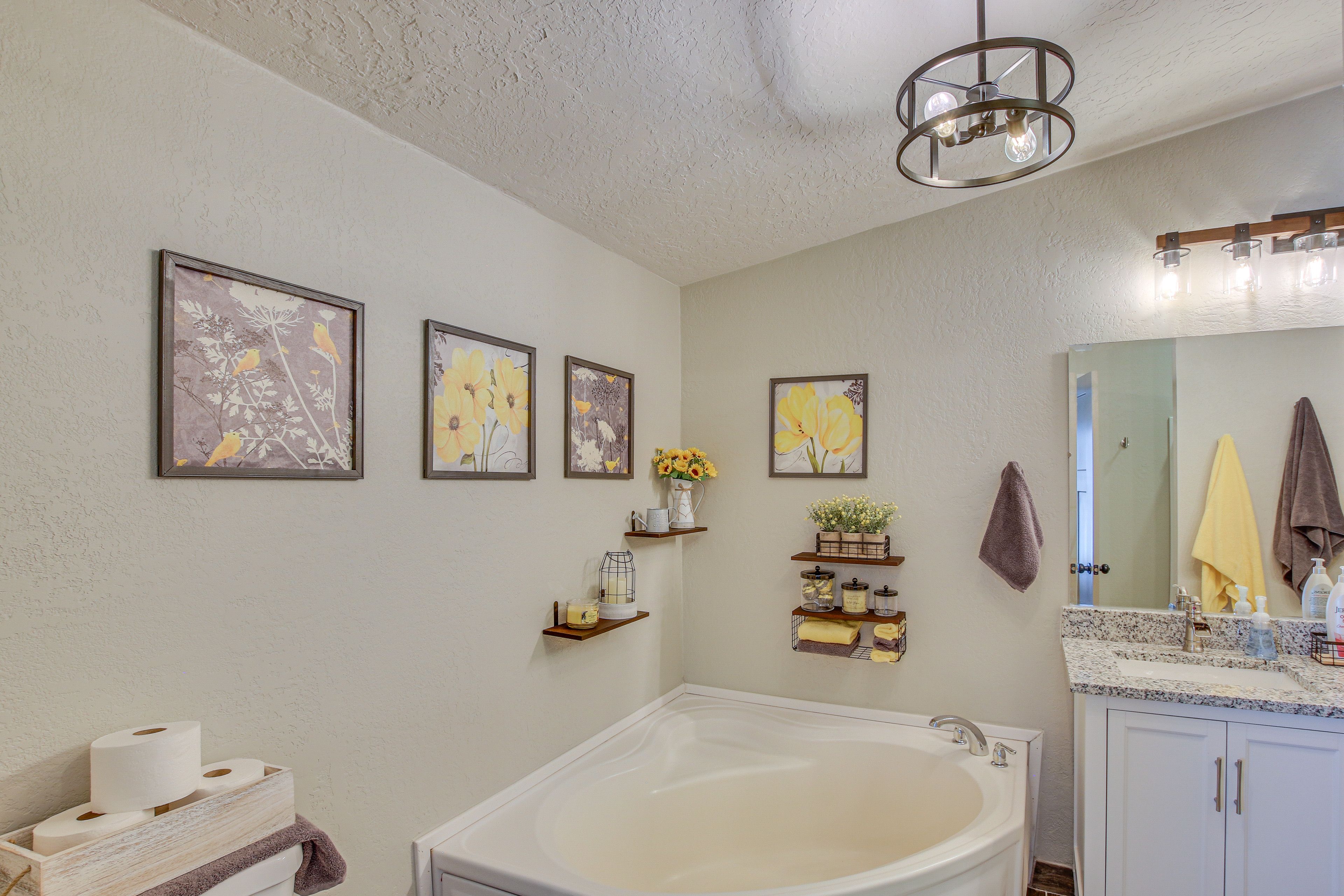 Full Bathroom | Towels Provided | Complimentary Toiletries