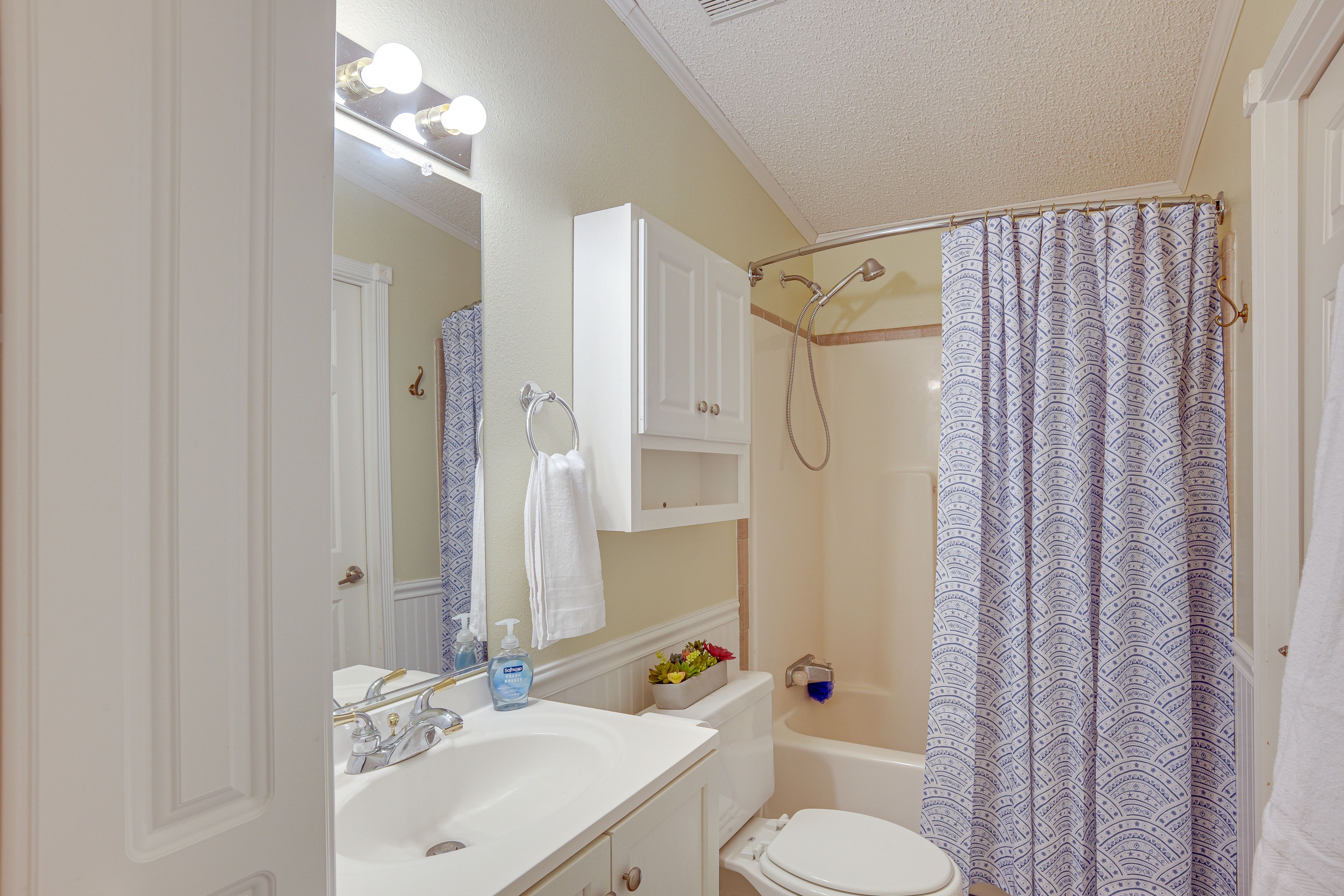 Full Bath | Complimentary Toiletries
