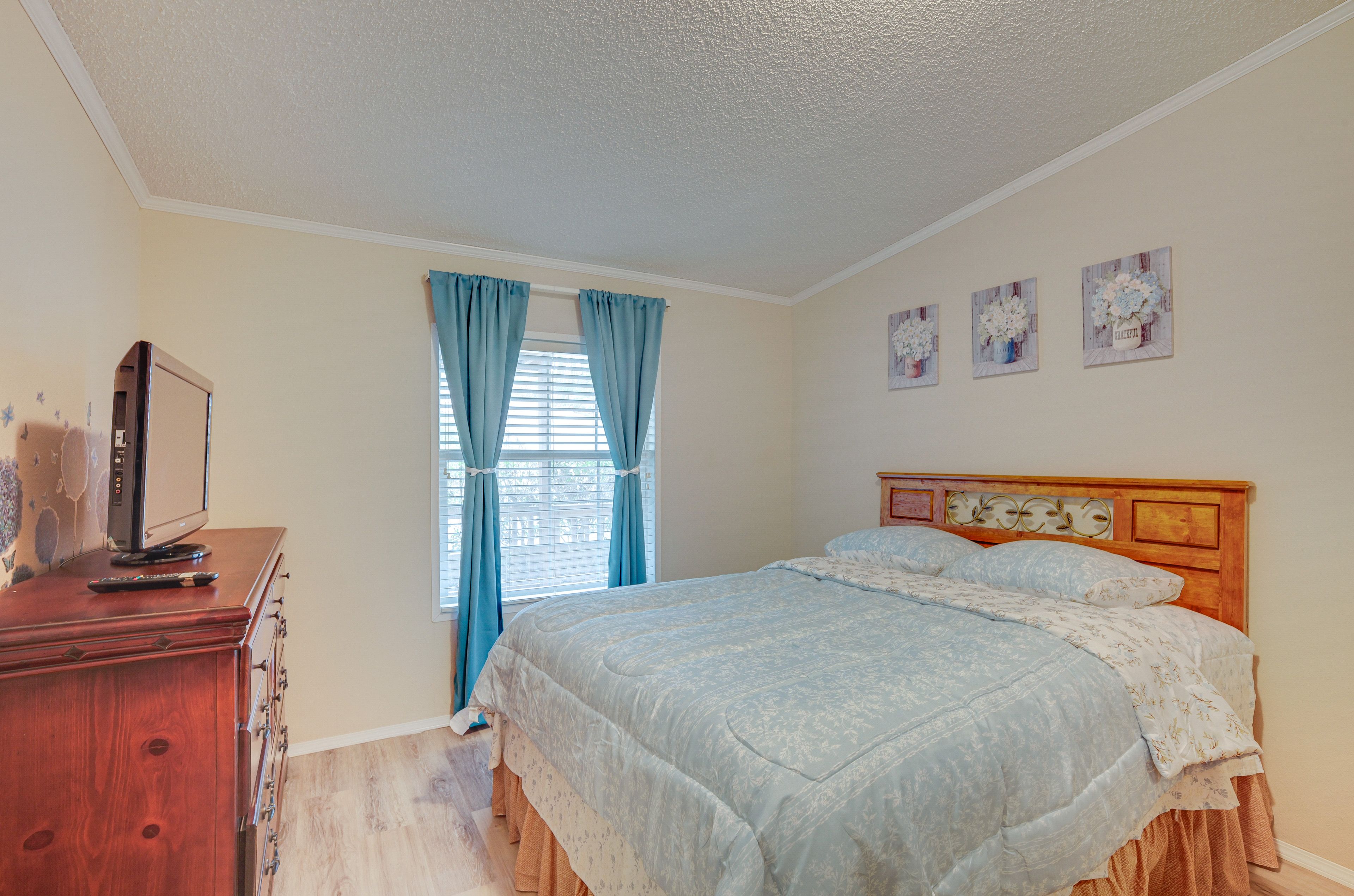 Bedroom 4 | Queen Bed