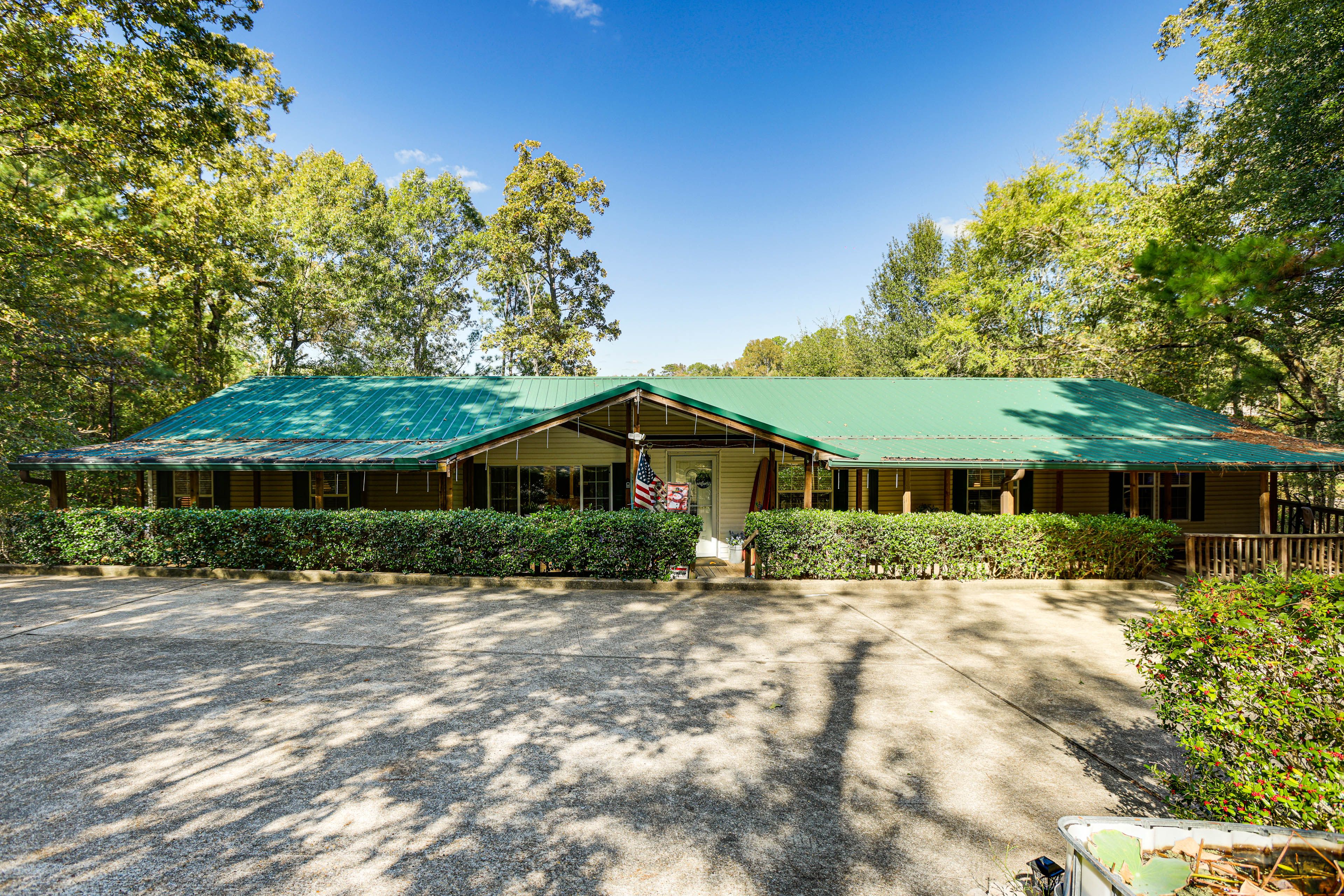 Parking | Driveway (4 Vehicles) | Grassy Area (6 Vehicles) | Free Street Parking