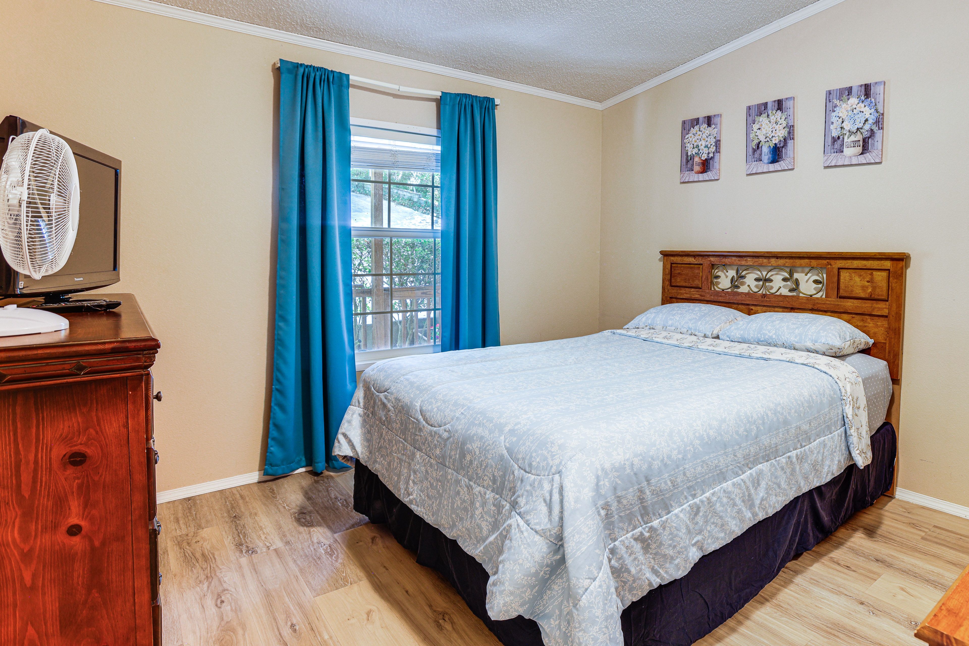 Bedroom 4 | Queen Bed