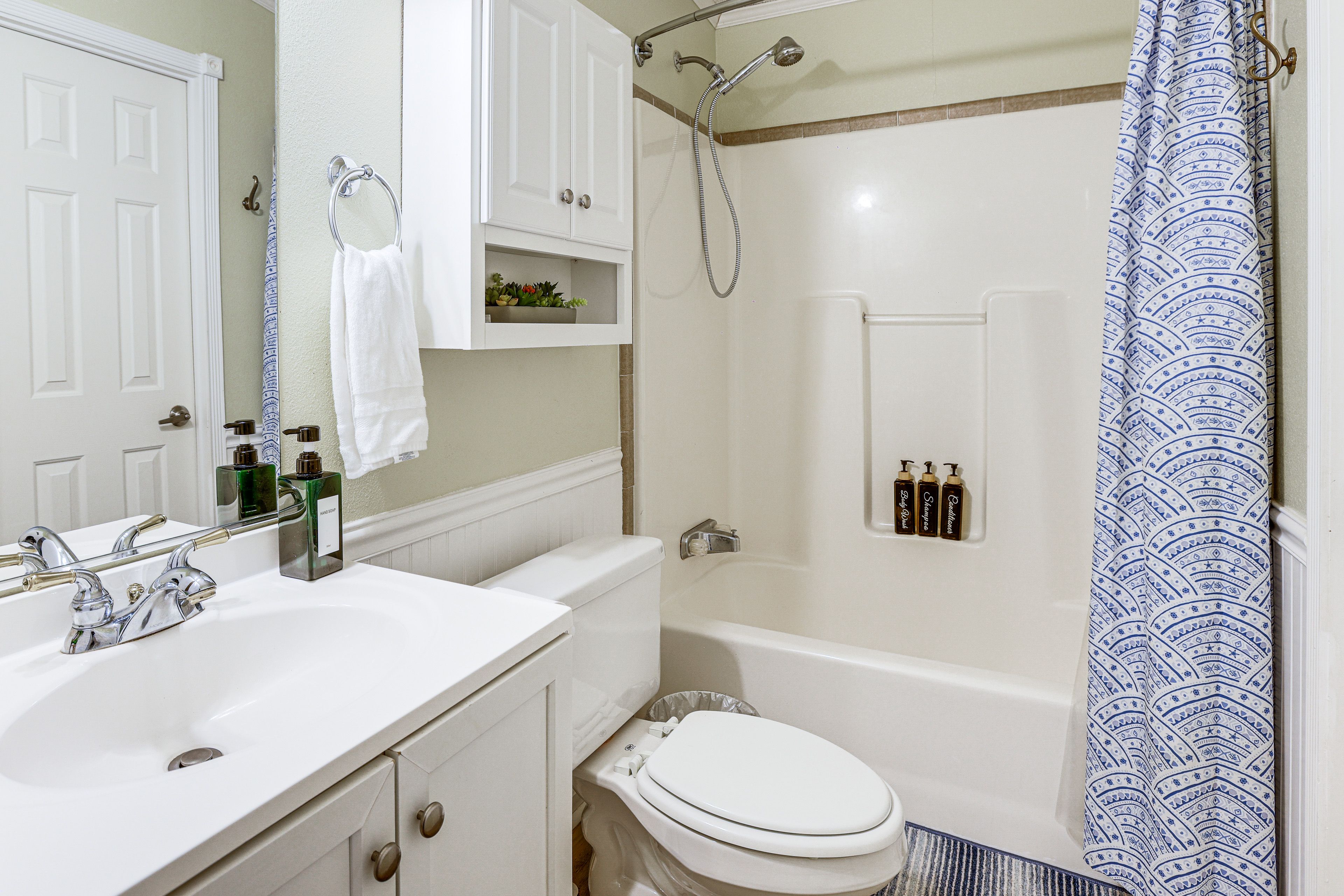 Full Bath | Complimentary Toiletries