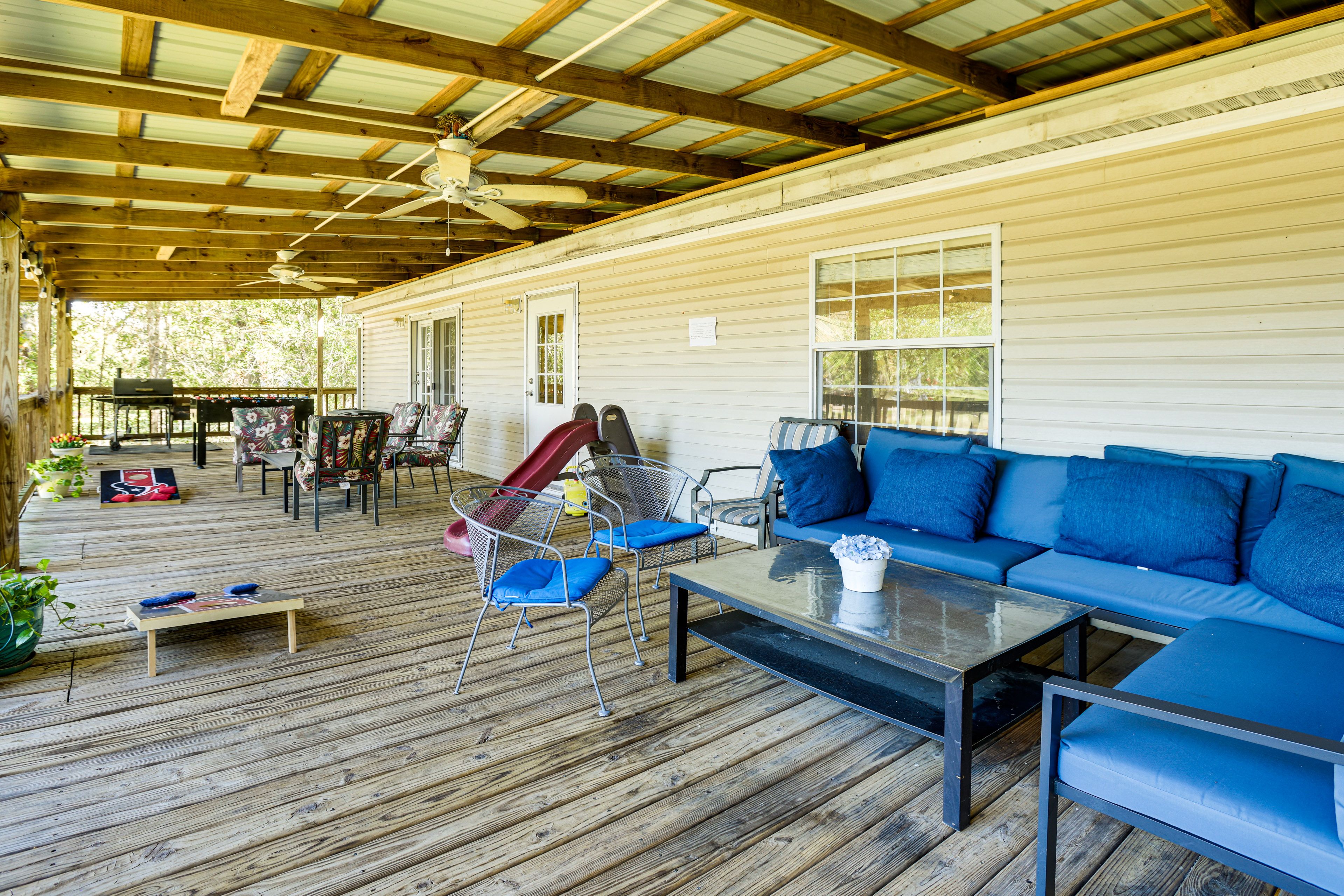 Deck | Outdoor Dining Area | Fishing Poles | Games