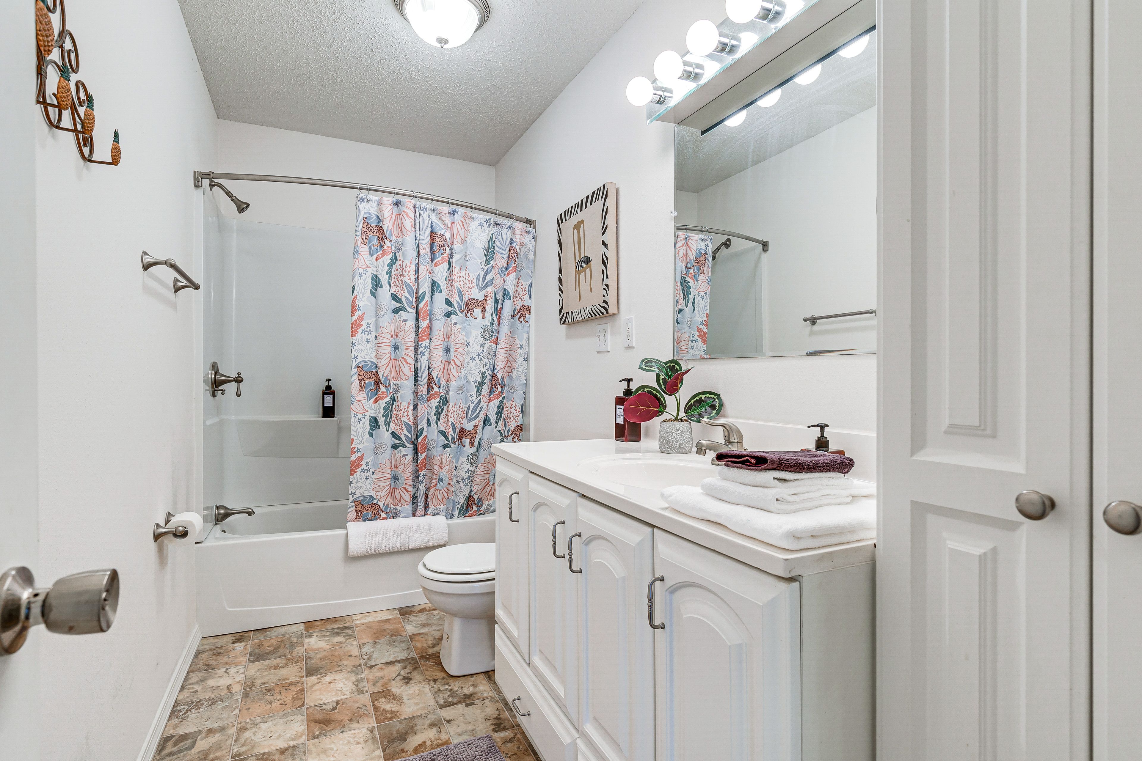 Full Bathroom | Complimentary Toiletries
