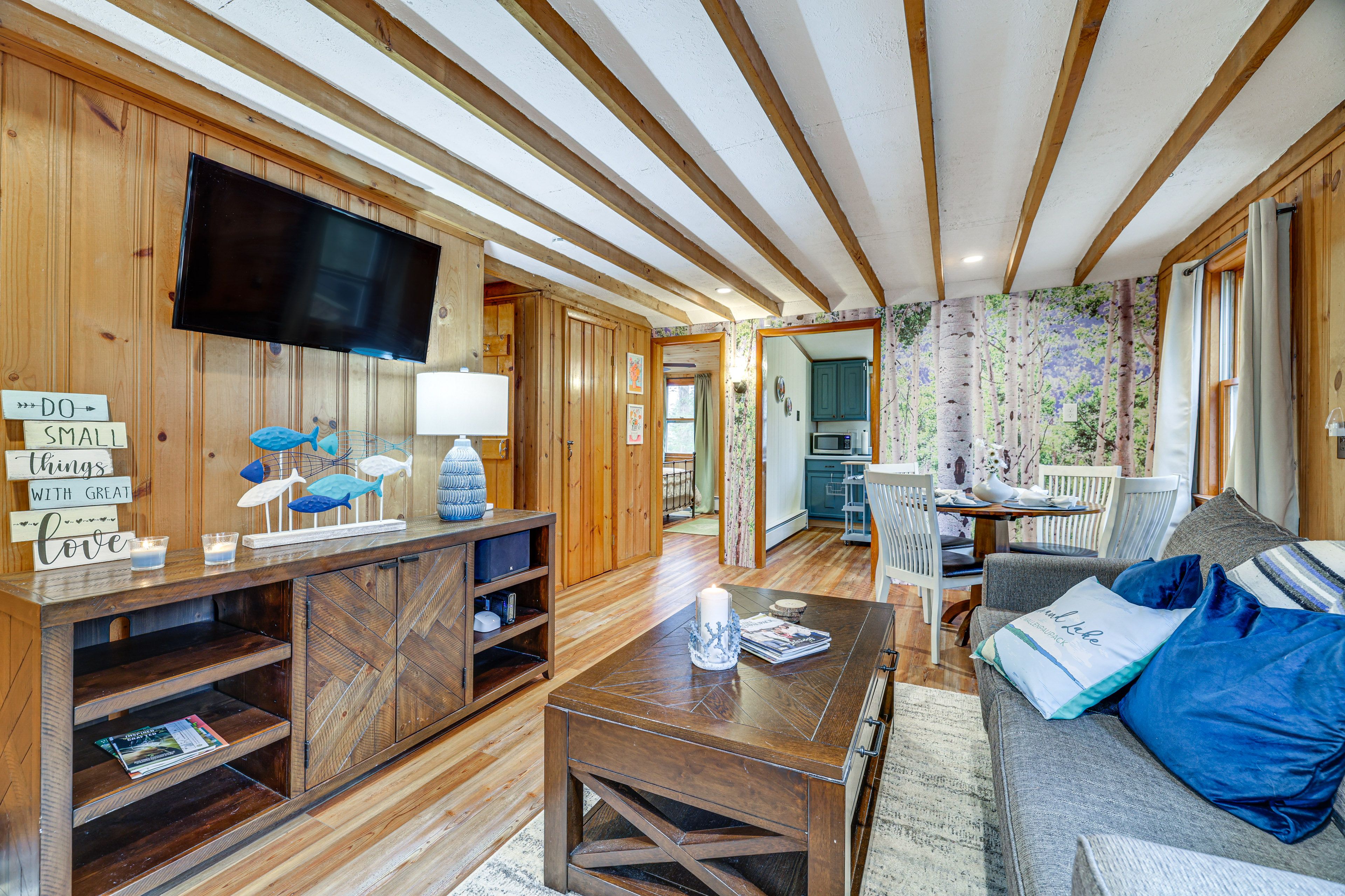 Living Room | Fireplace | Ceiling Fans | Board Games | Books | Free WiFi