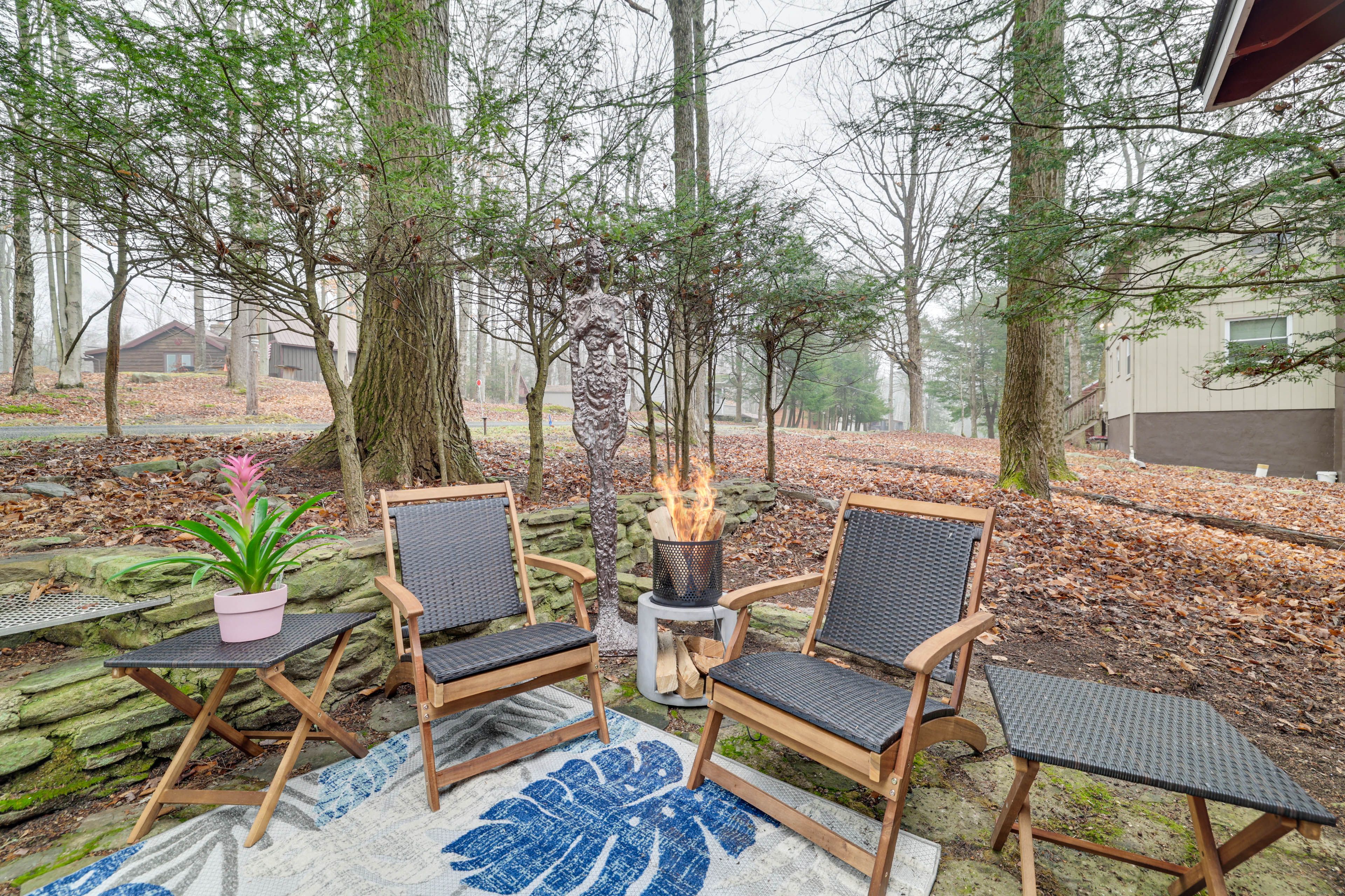 Lake Ariel Vaction Rental | 2BR | 1BA | 700 Sq Ft | 3 Exterior Steps Required