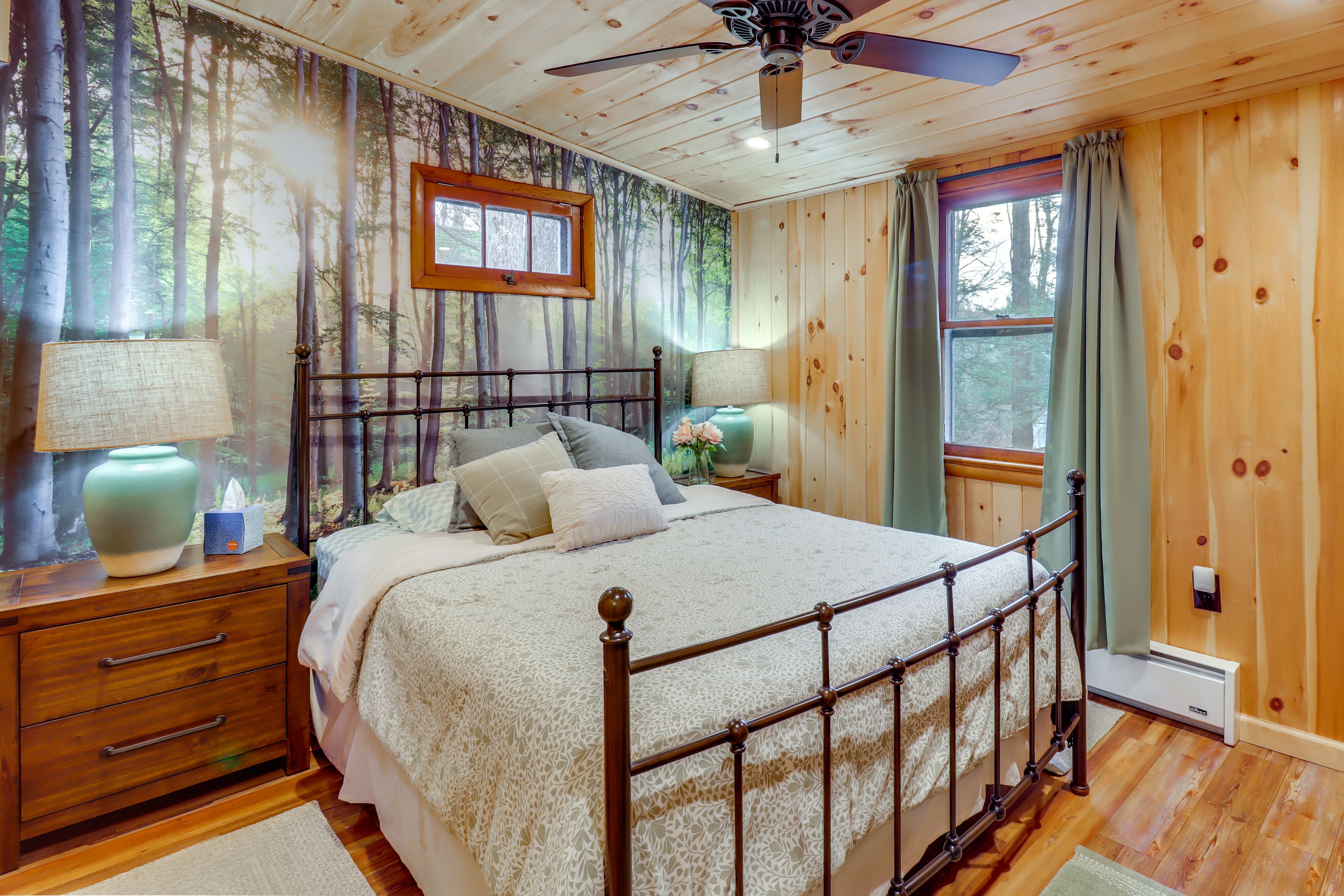 Bedroom 1 | Queen Bed | Smart TV