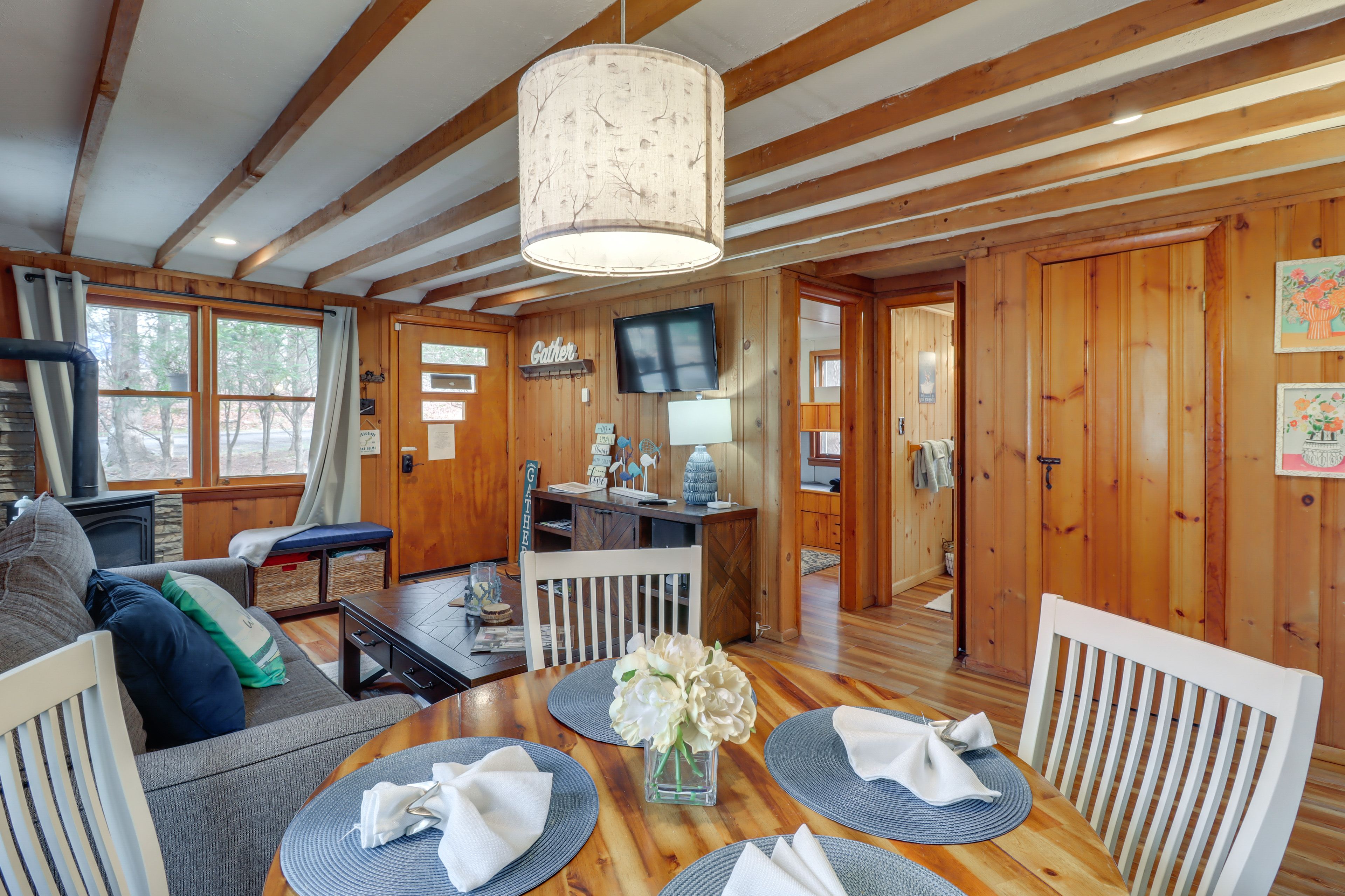 Dining Area | Dishware/Flatware Provided