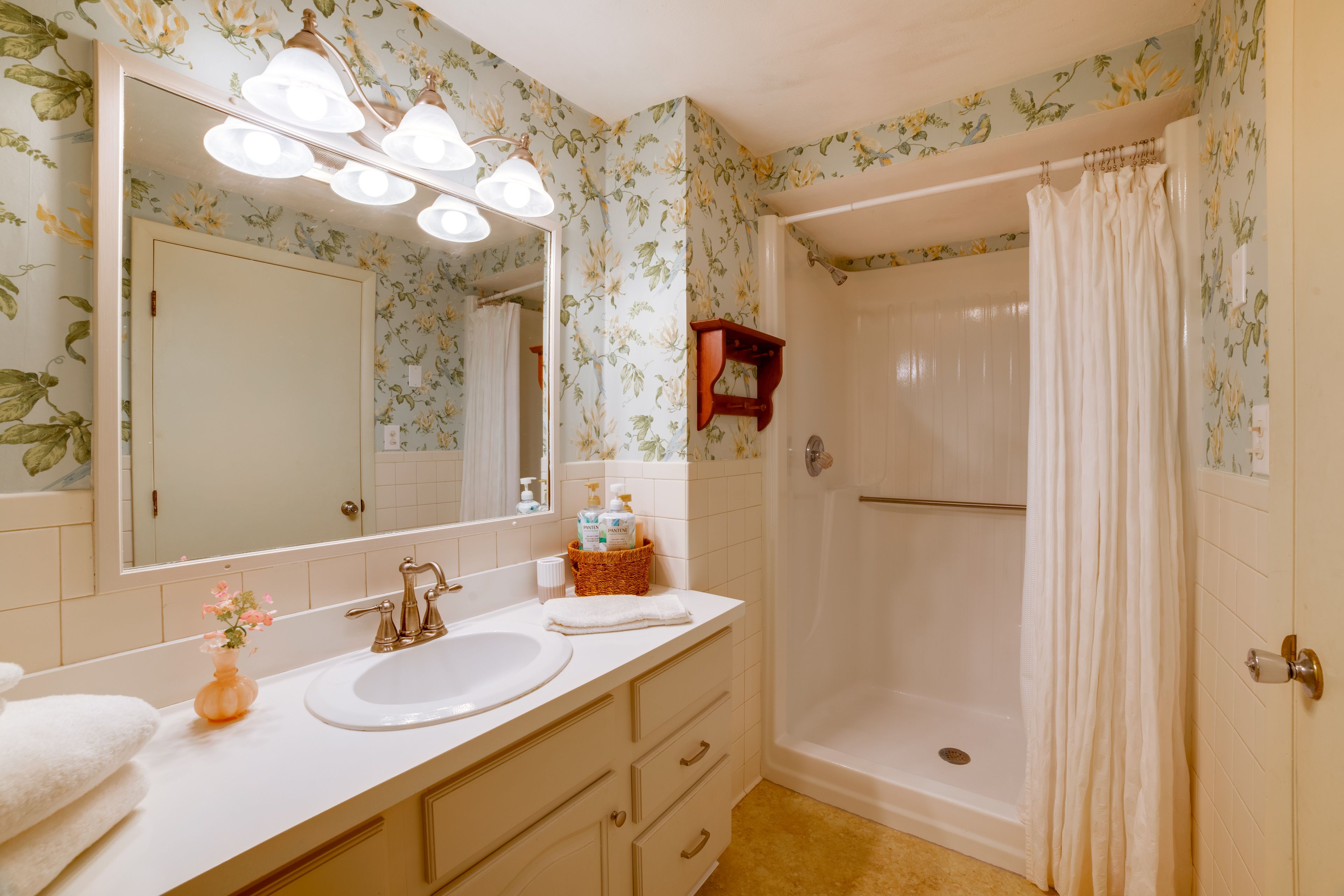 Full Bathroom | Complimentary Toiletries | Hair Dryer | Grab Rail in Shower