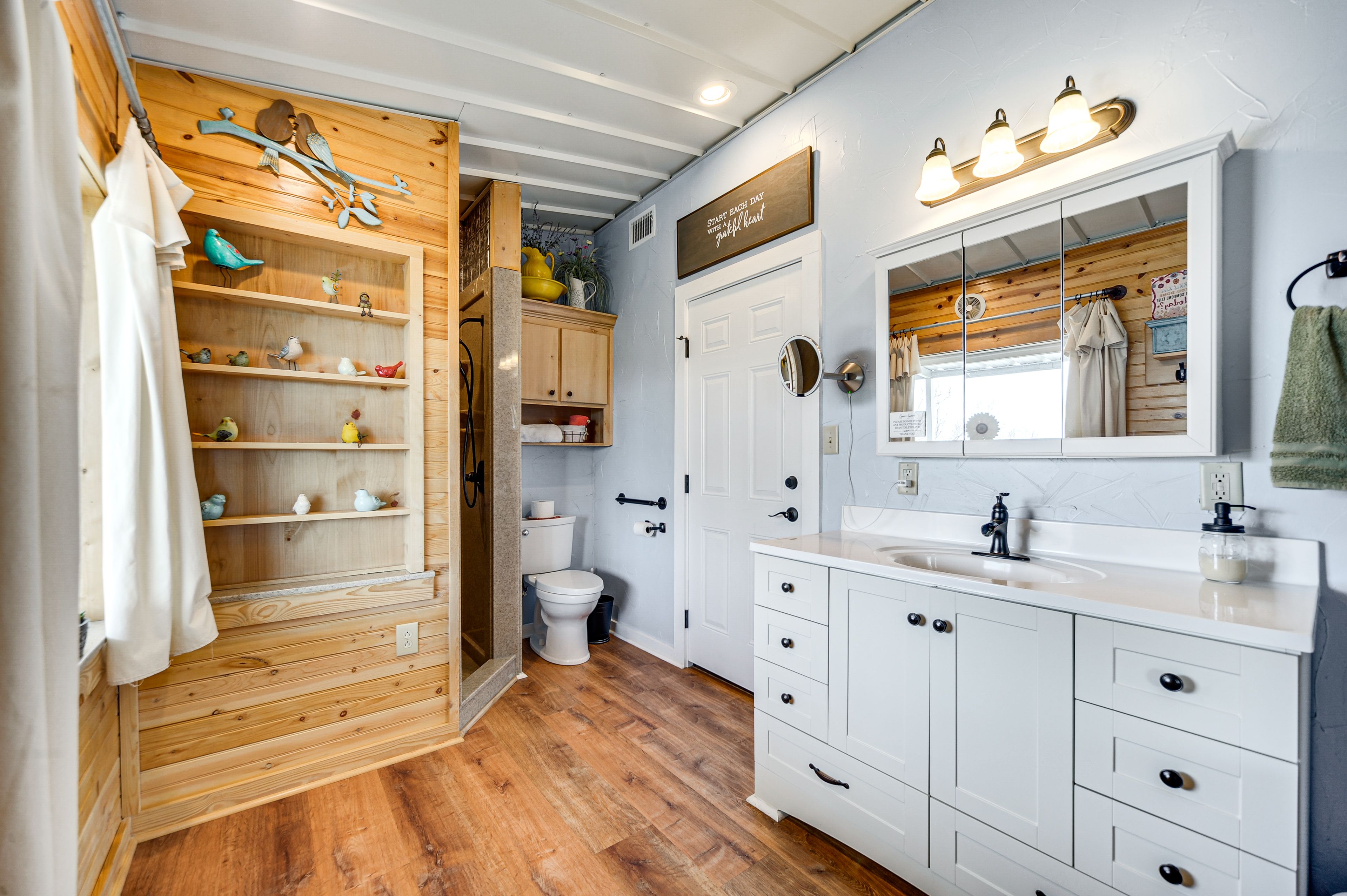 Full Bathroom | Towels Provided
