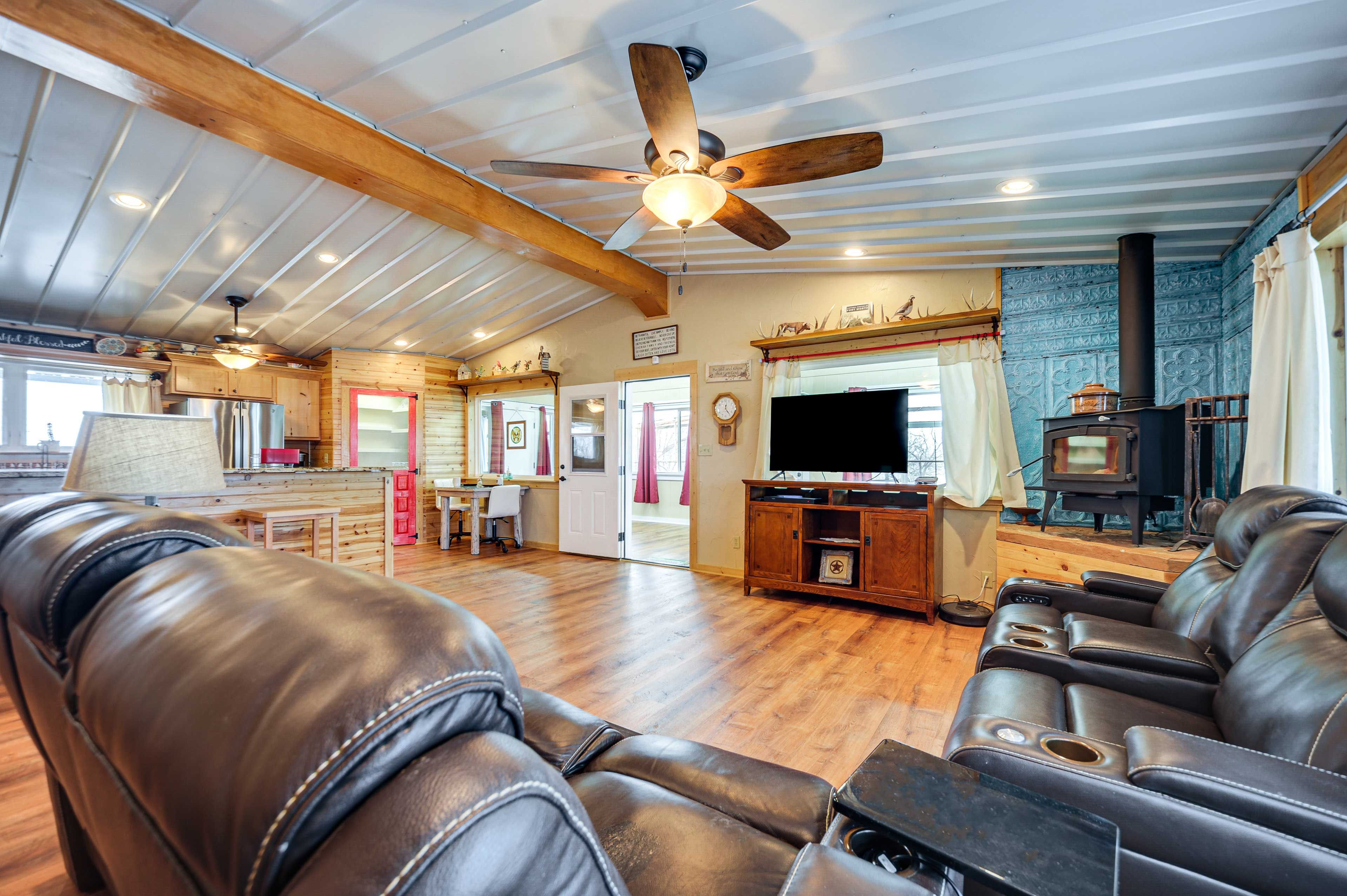 Coleman Vacation Rental | 3BR | 2BA | 1,800 Sq Ft | Step-Free Access Via Path