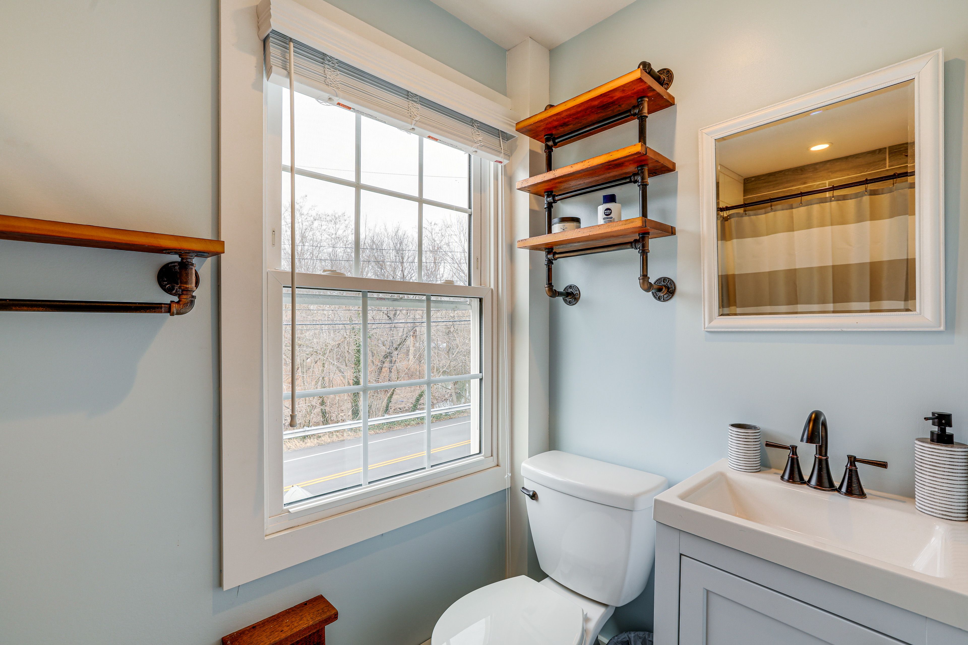 Full Bathroom | 2nd Floor | Walk-In Shower | Towels Provided
