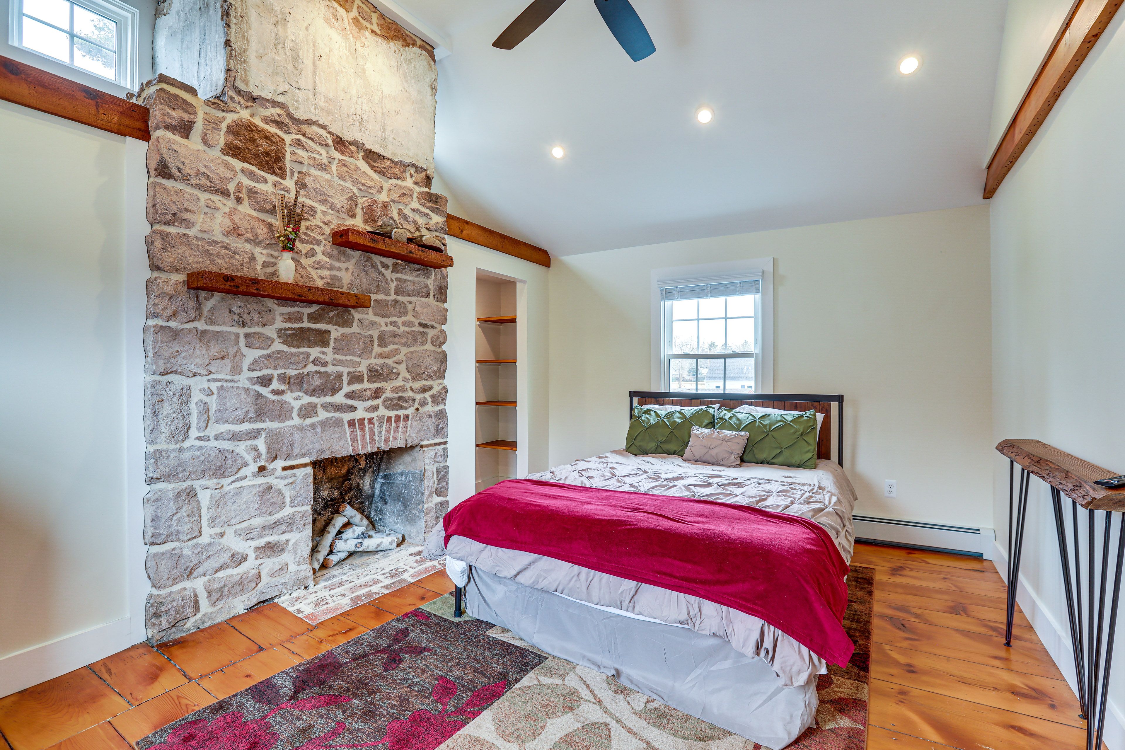Bedroom 2 | 2nd Floor | Queen Bed | Smart TV | Fireplace (Decorative)