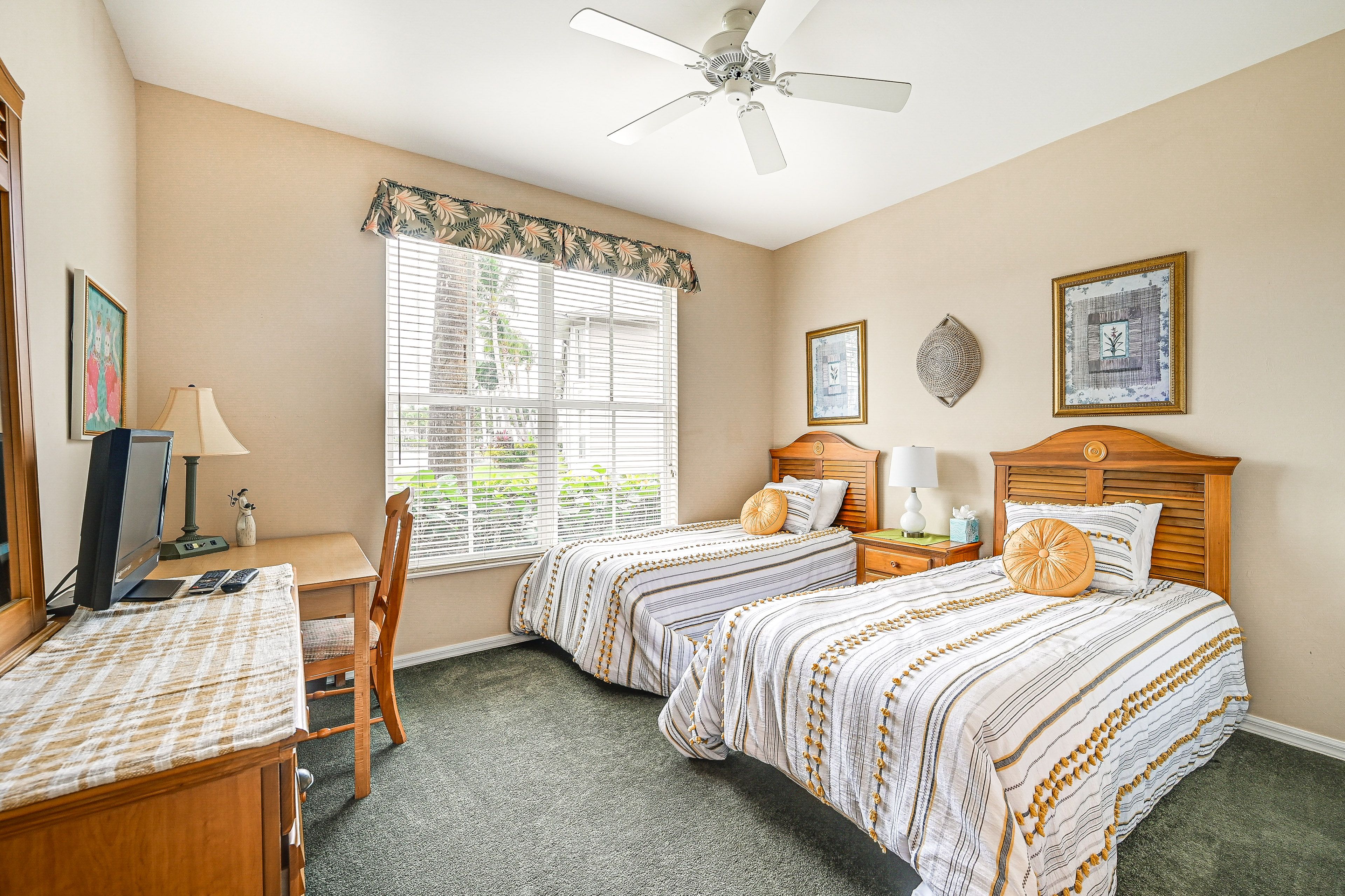 Bedroom 3 | 2 Twin Beds | Flat-Screen TV | En-Suite Bathroom