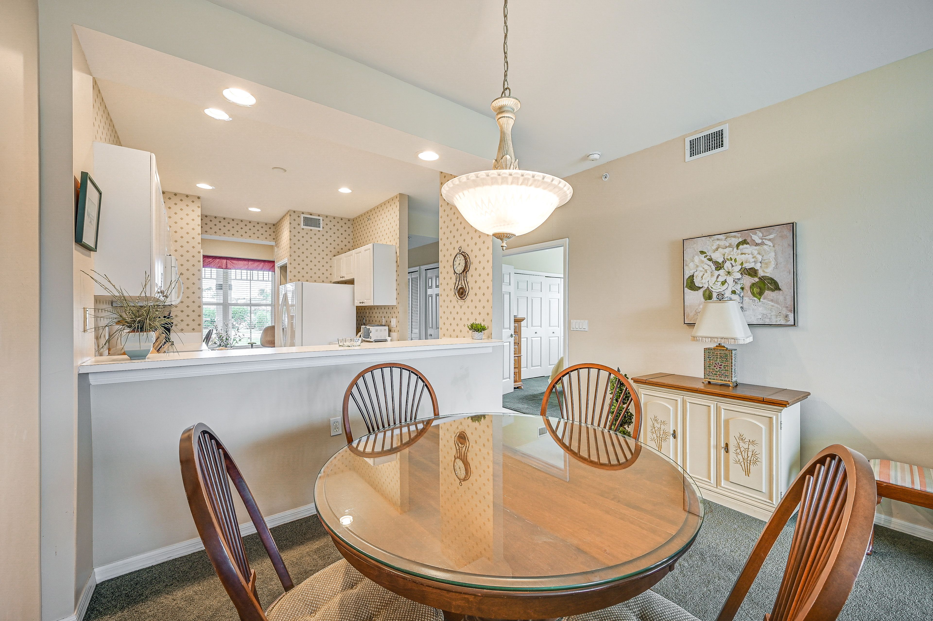 Dining Area | Dishware/Flatware Provided