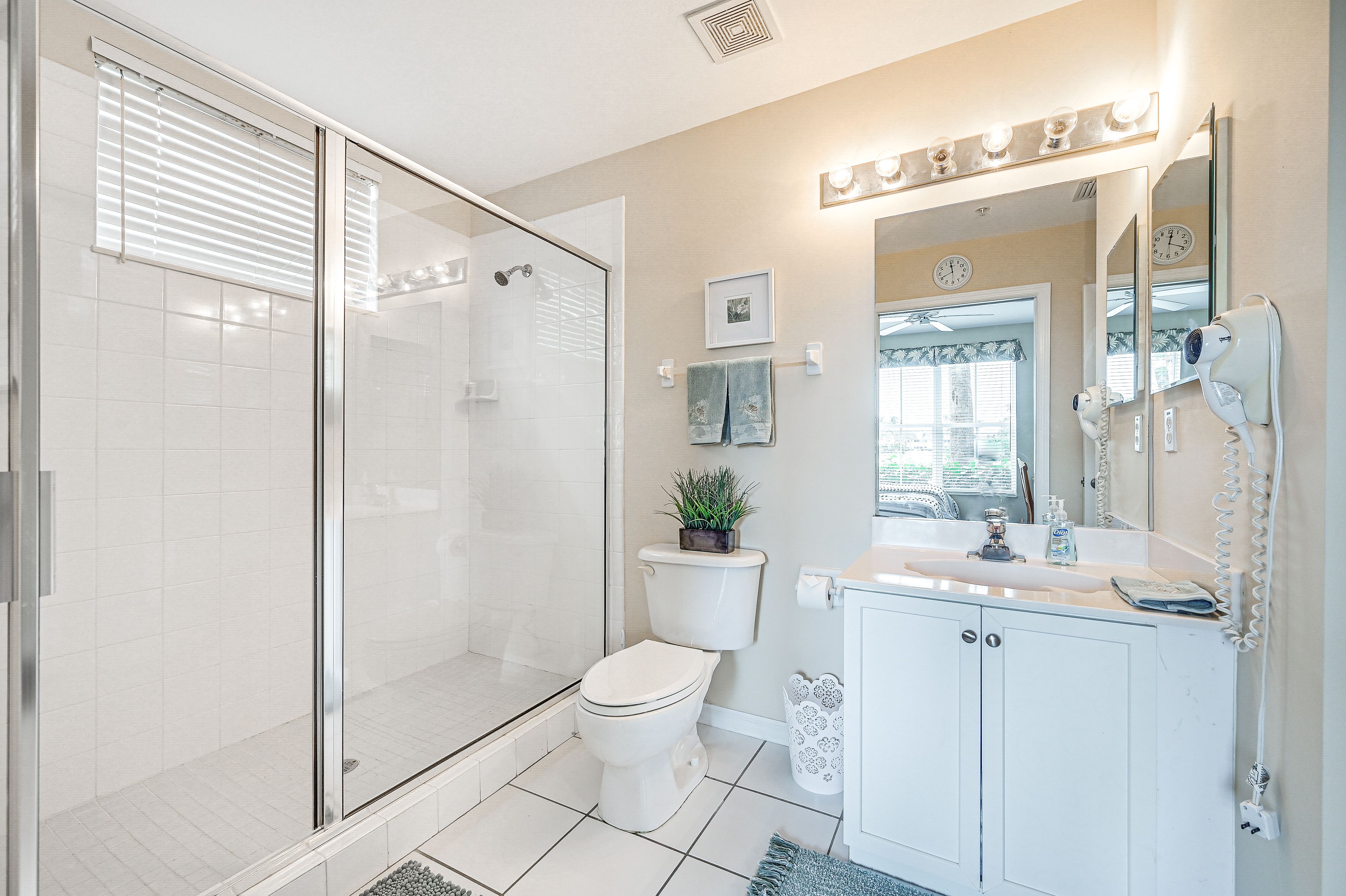 Full Bathroom | Towels Provided
