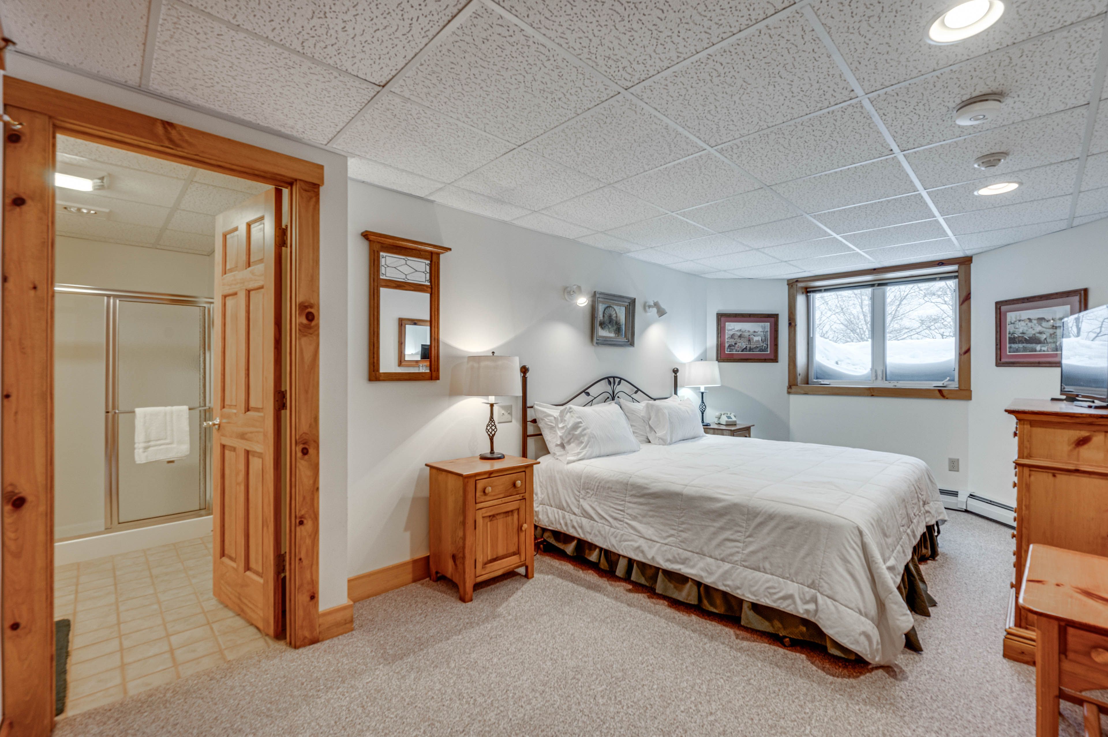 Bedroom 1 | King Bed | Smart TV | Linens Provided