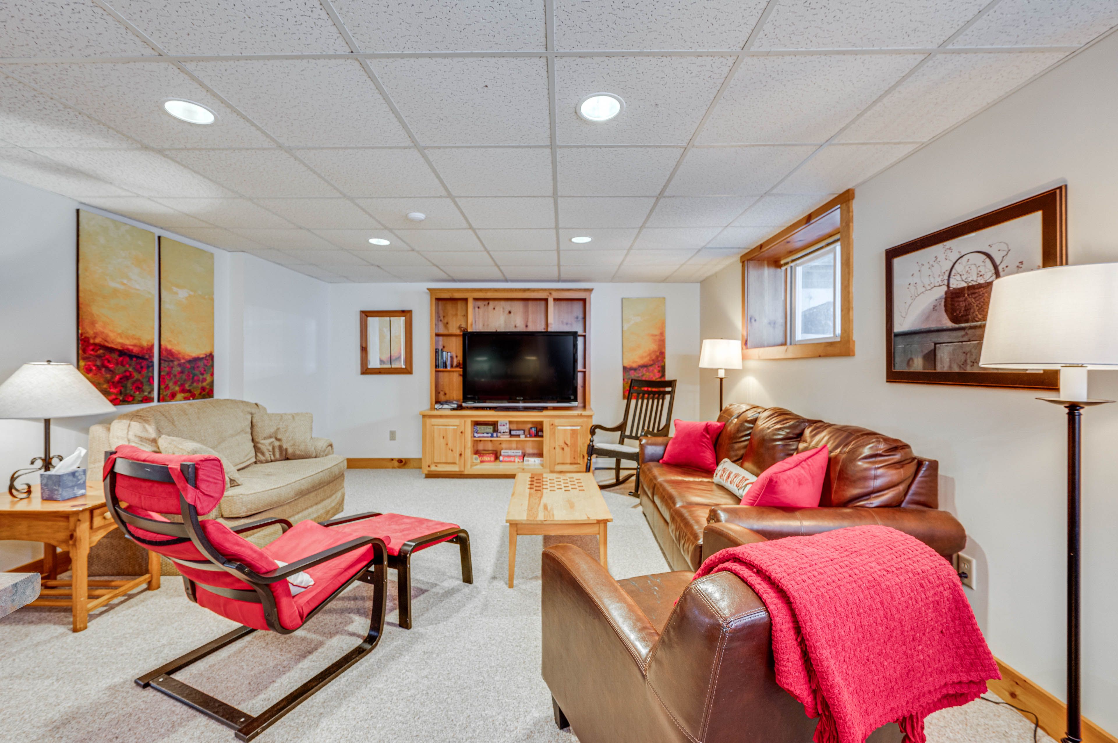 Living Room | Full Sleeper Sofa | Smart TV | Free WiFi | Board Games