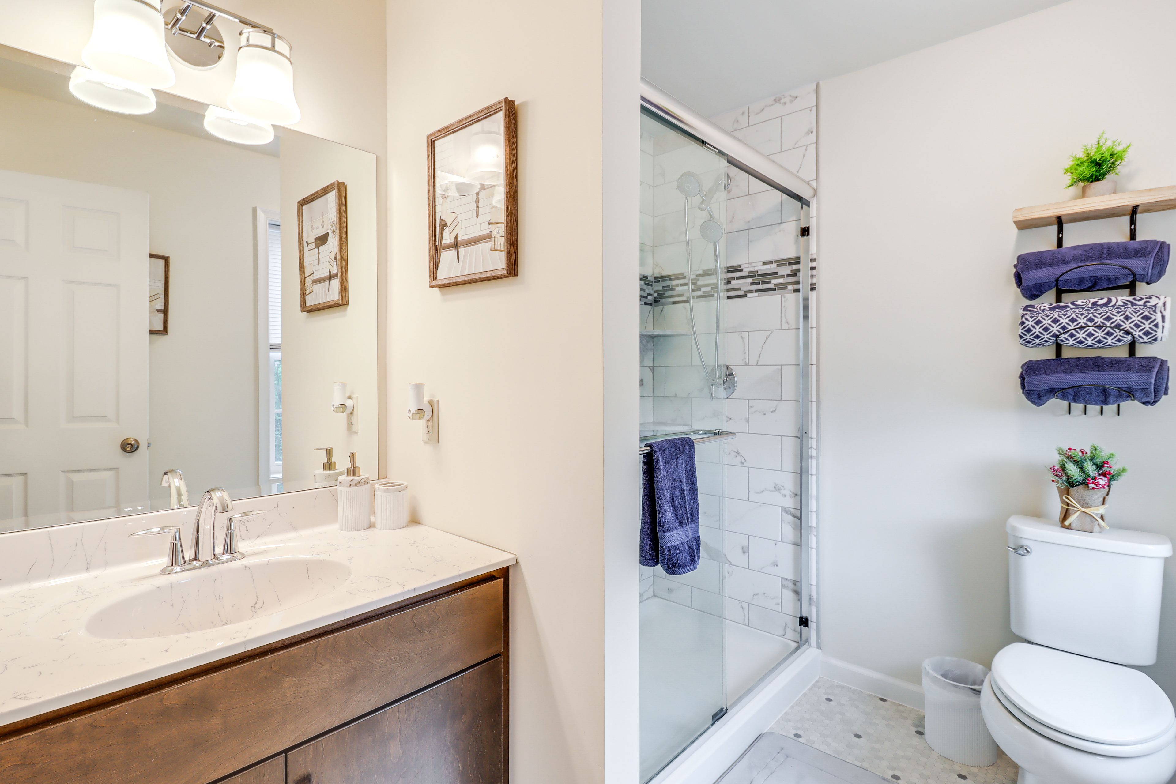 Full Bathroom | Towels Provided | Complimentary Toiletries