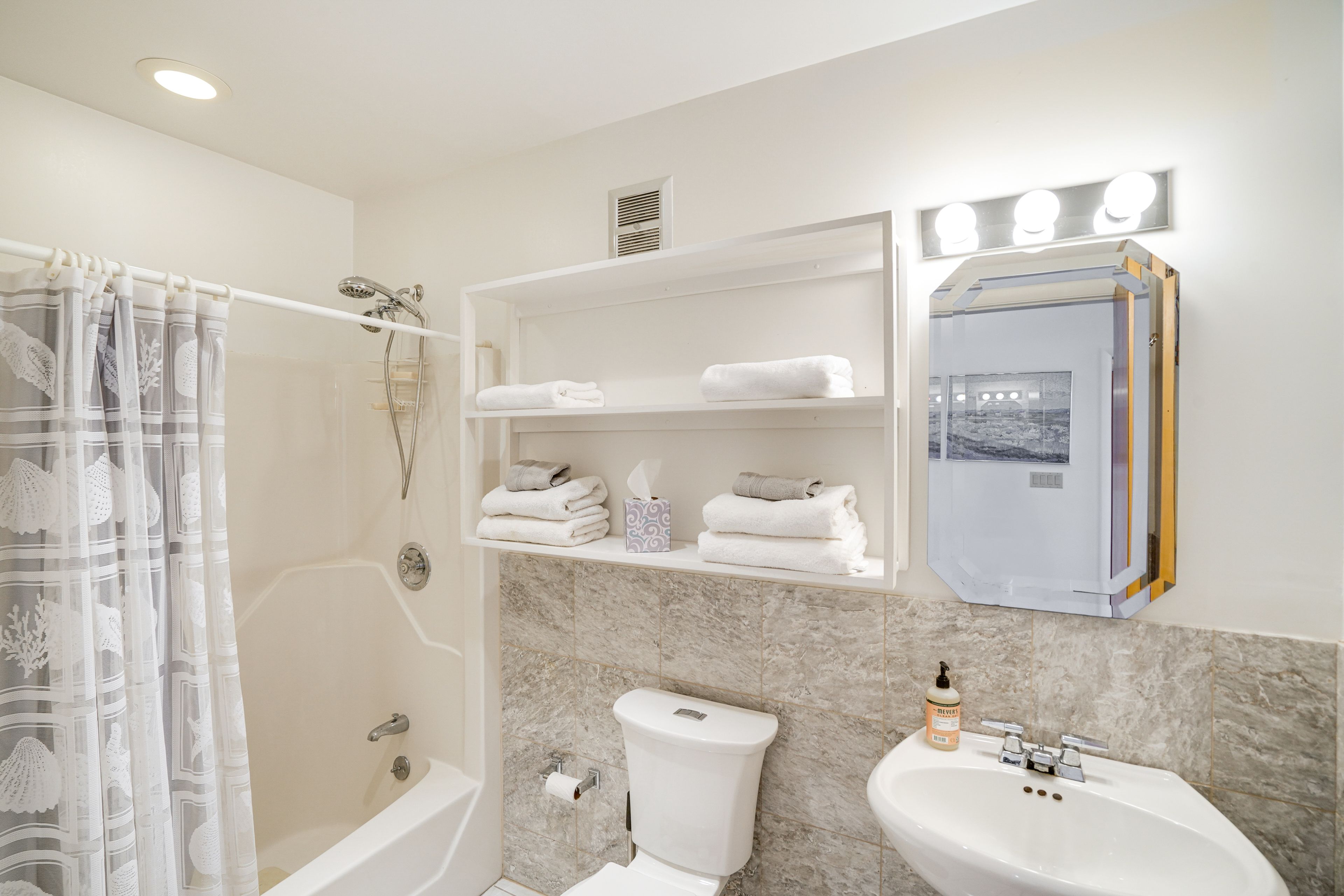 Full Bathroom | Complimentary Toiletries
