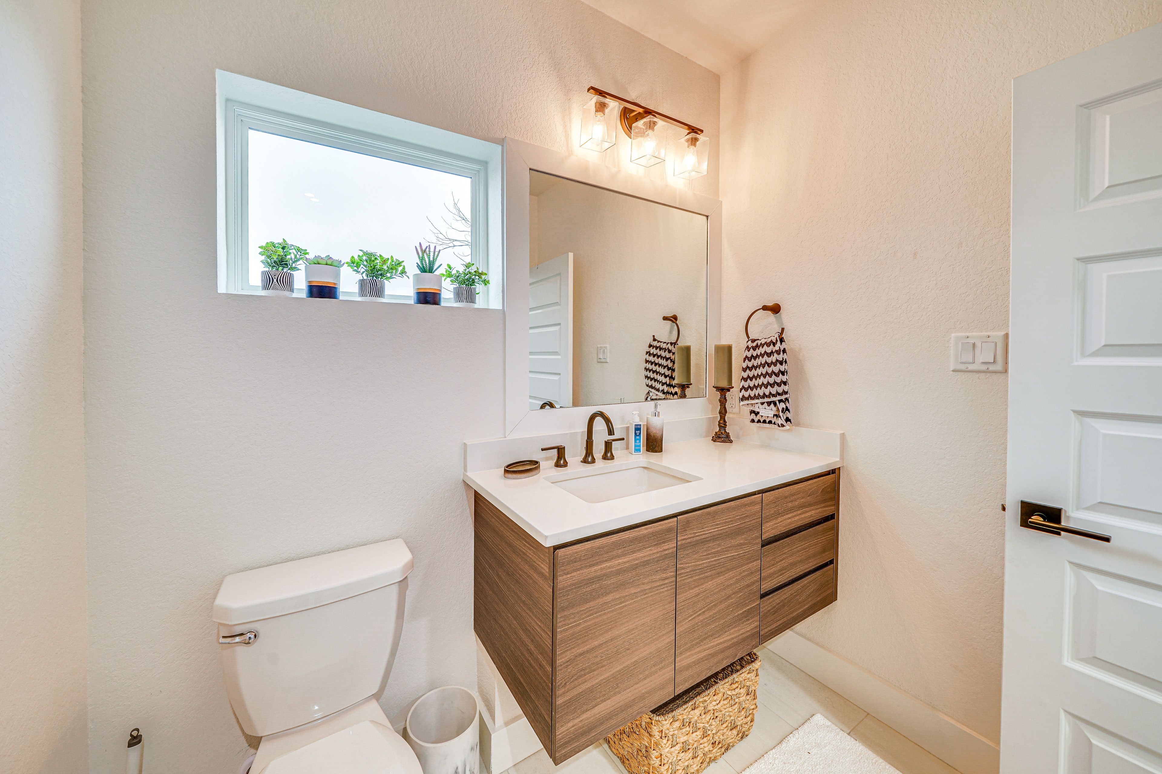 Full Bathroom | Complimentary Toiletries | 2nd Floor