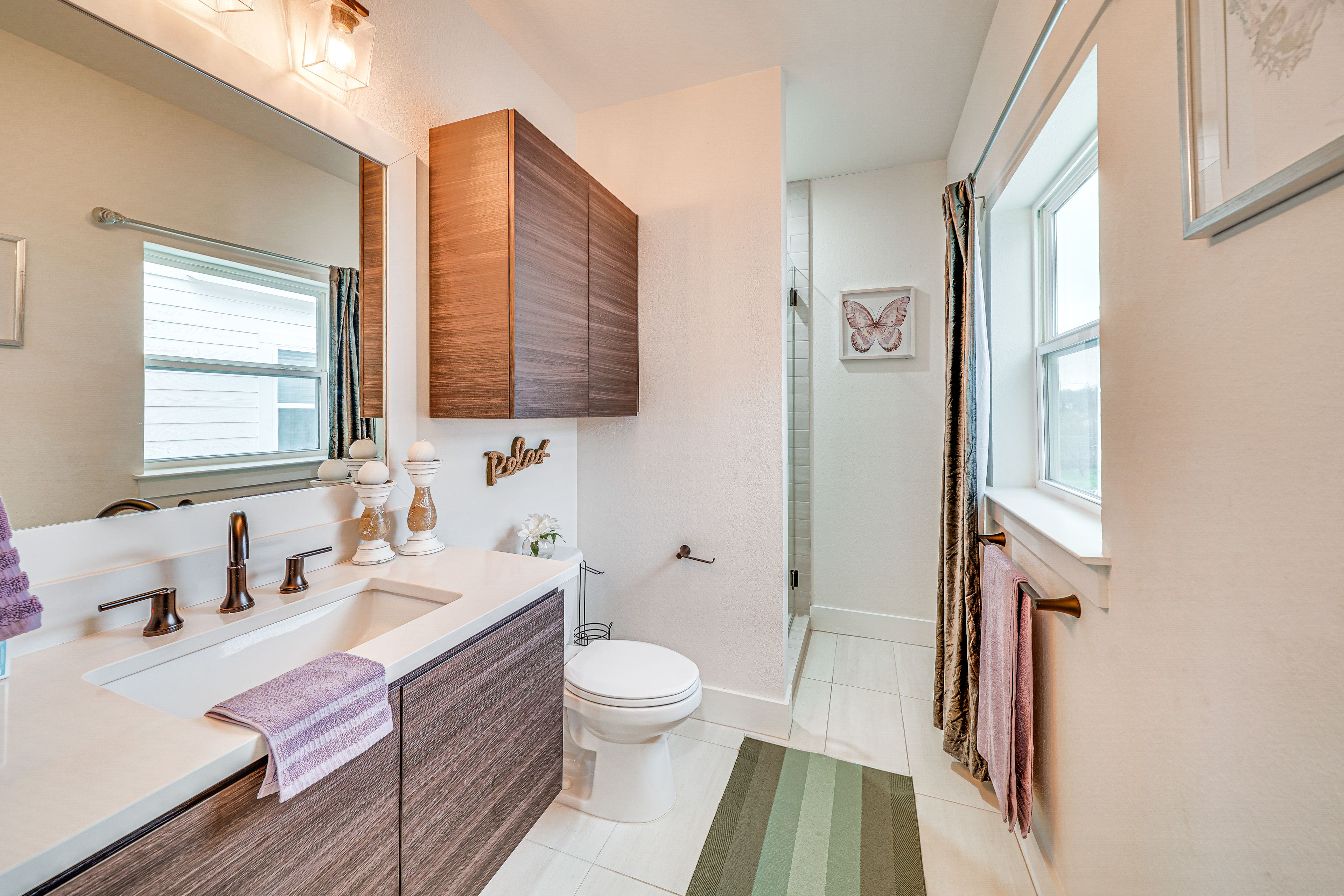 Full Bathroom | Towels Provided | 2nd Floor