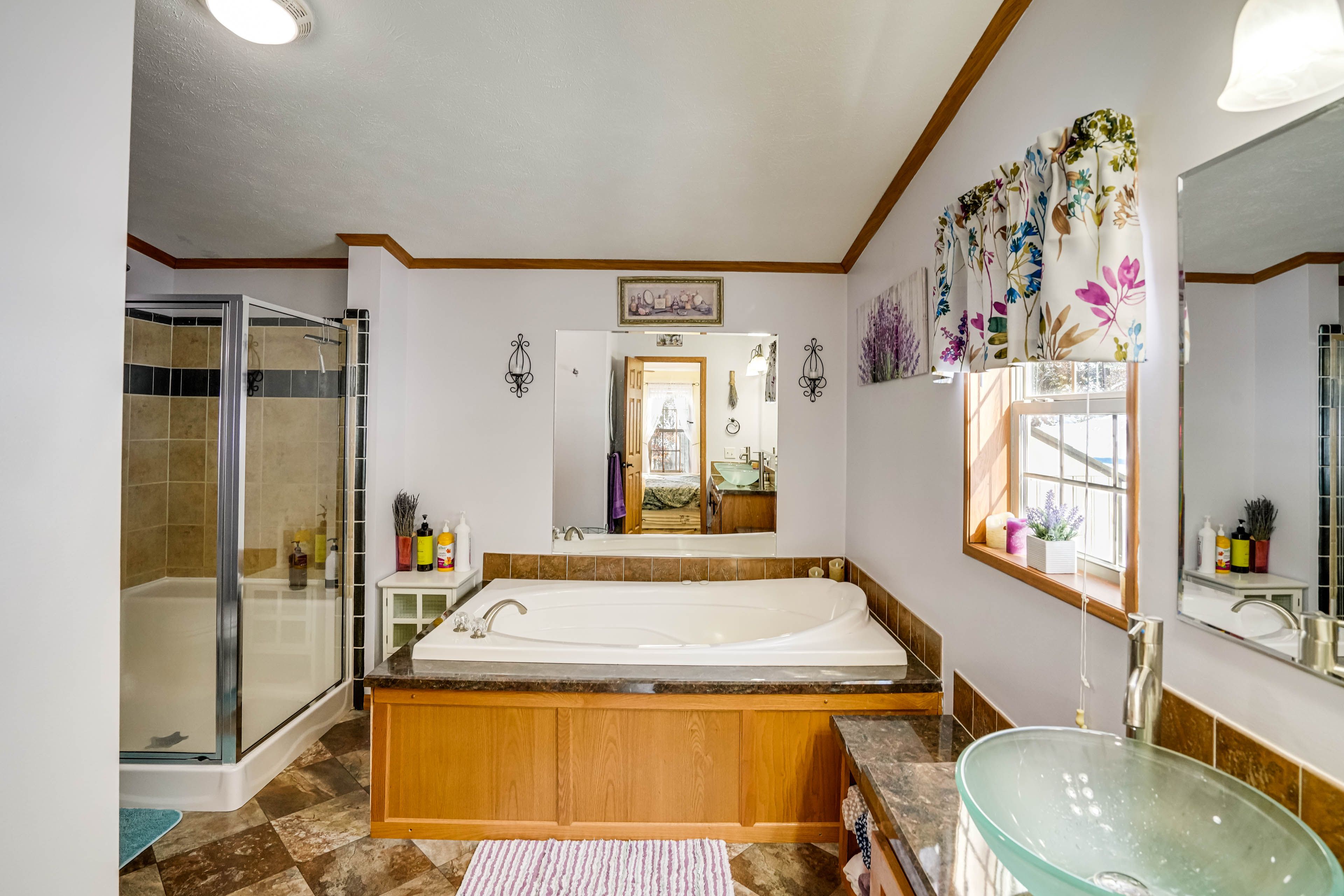Full Bathroom | Separate Tub & Shower