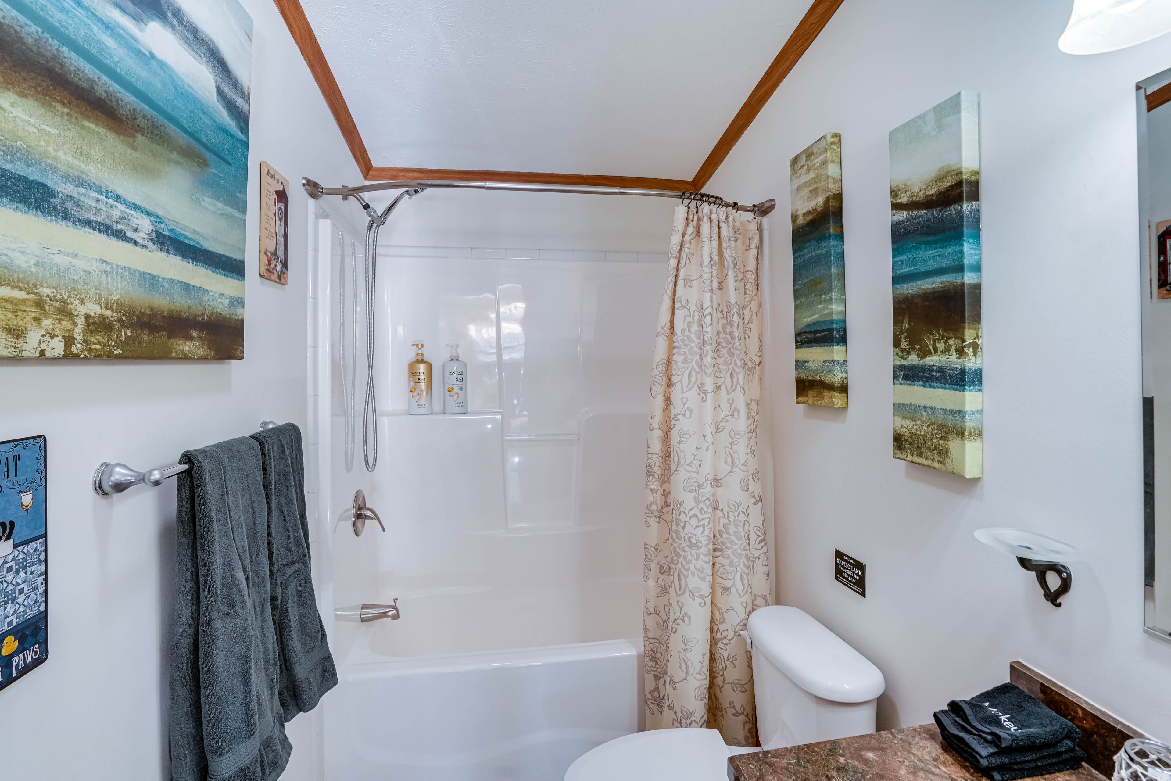 Full Bathroom | Towels Provided