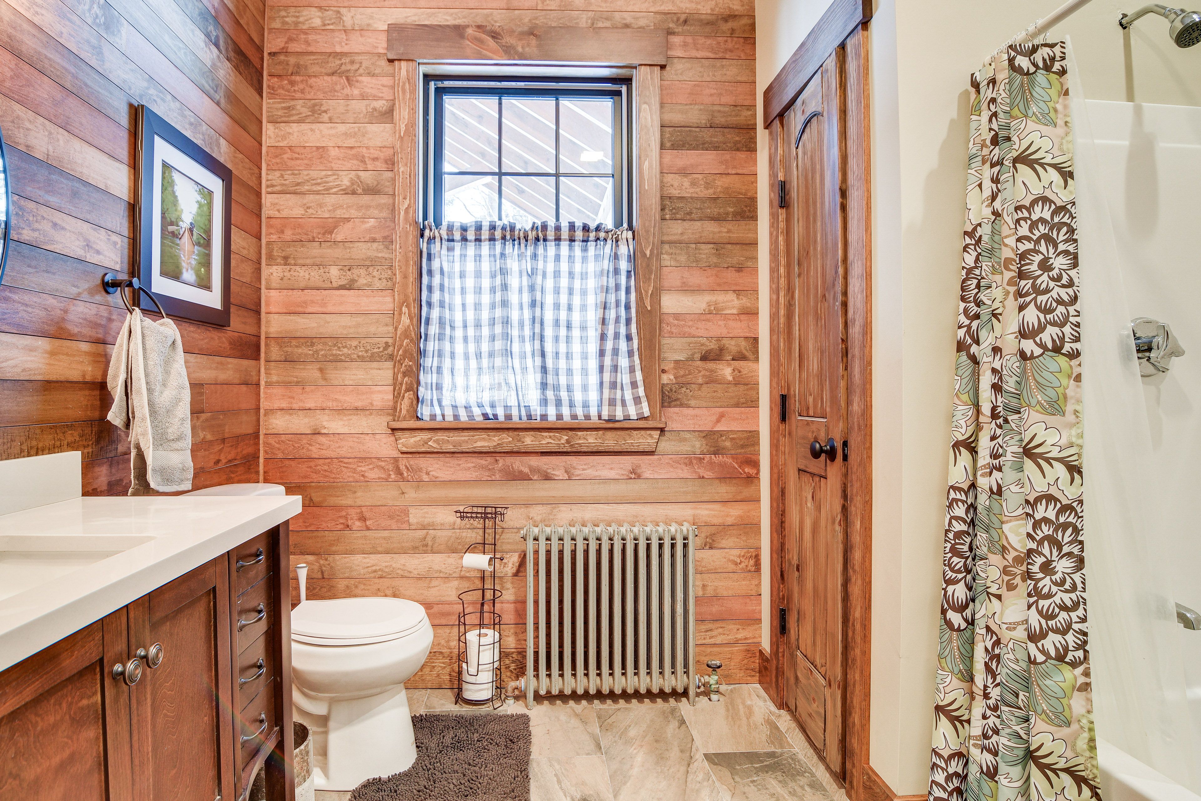 Full Bathroom | Complimentary Toiletries | 1st Floor
