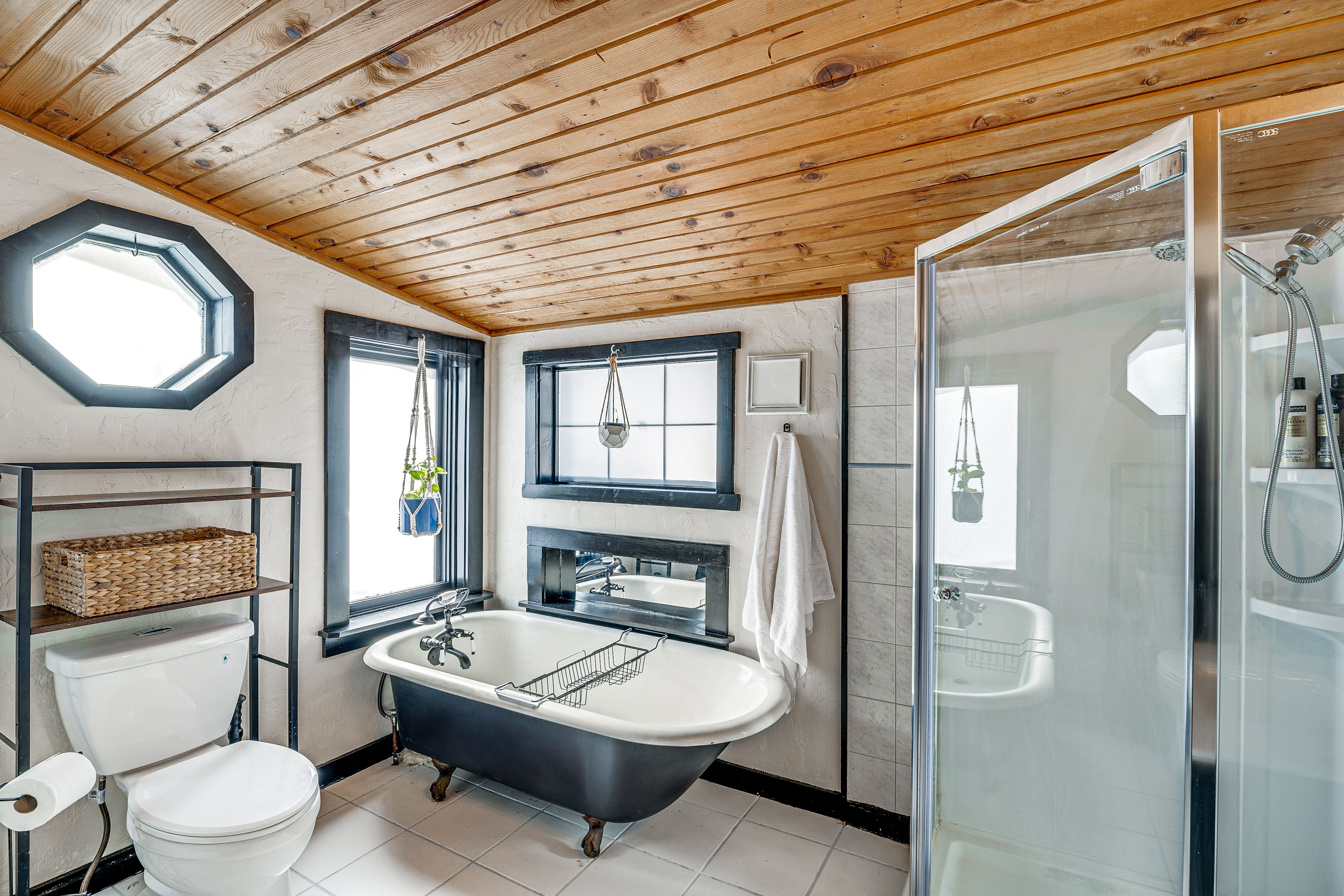 Full Bathroom | Complimentary Toiletries | Laundry | Detergent Provided