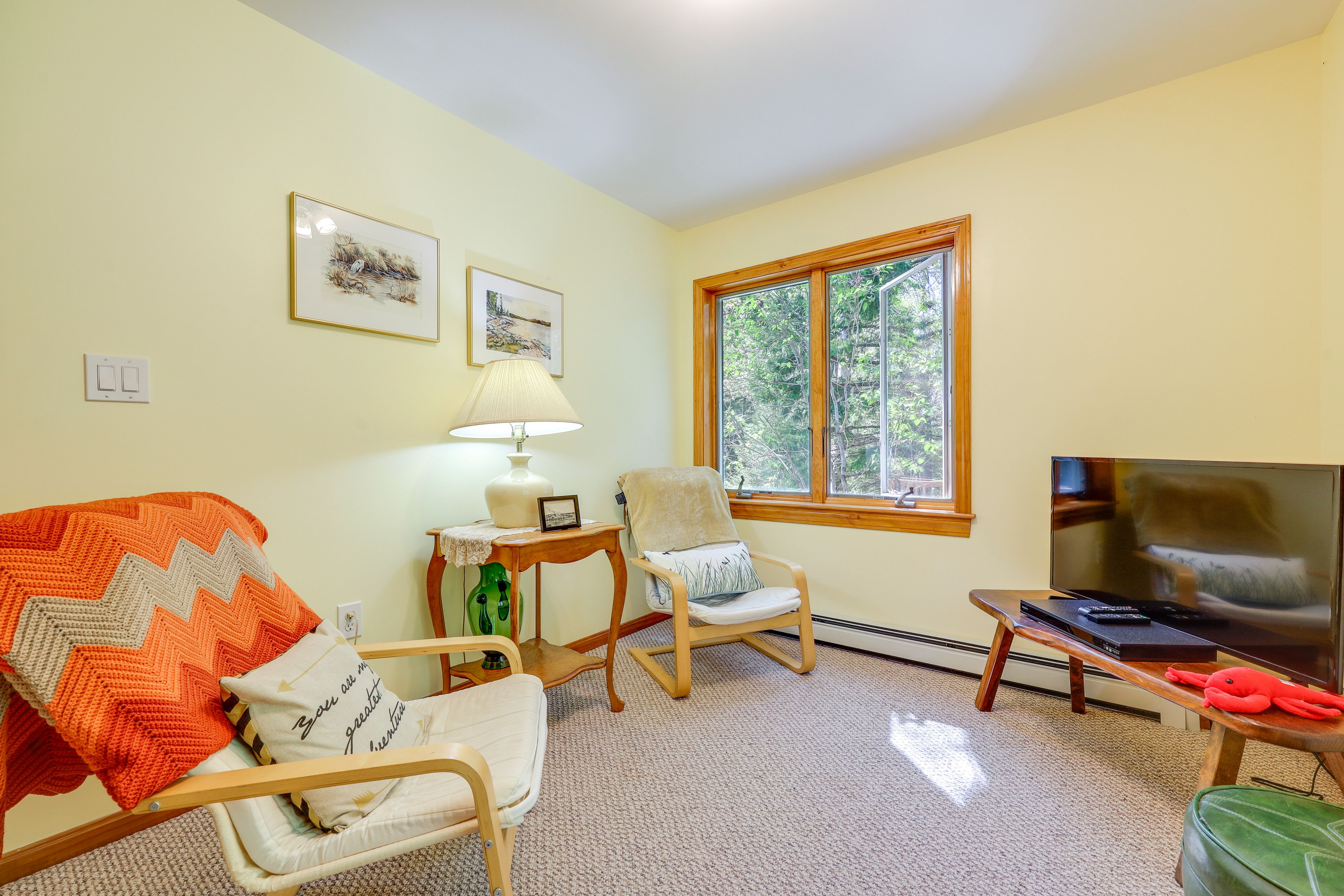 Family Room | Smart TV w/ Cable | Books | Board Games | Free WiFi