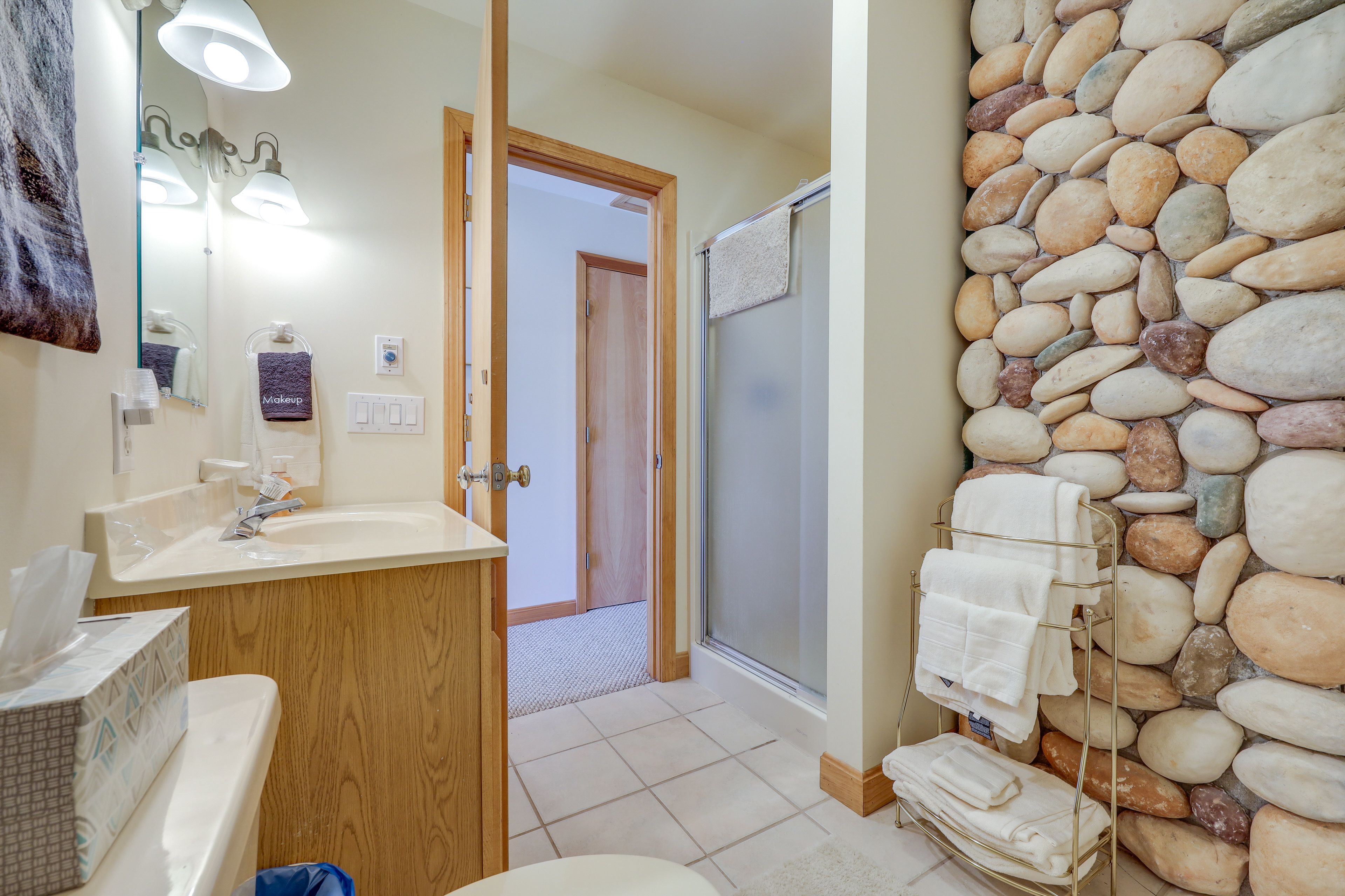 Full Bathroom | Upper Level | Towels Provided | Complimentary Toiletries