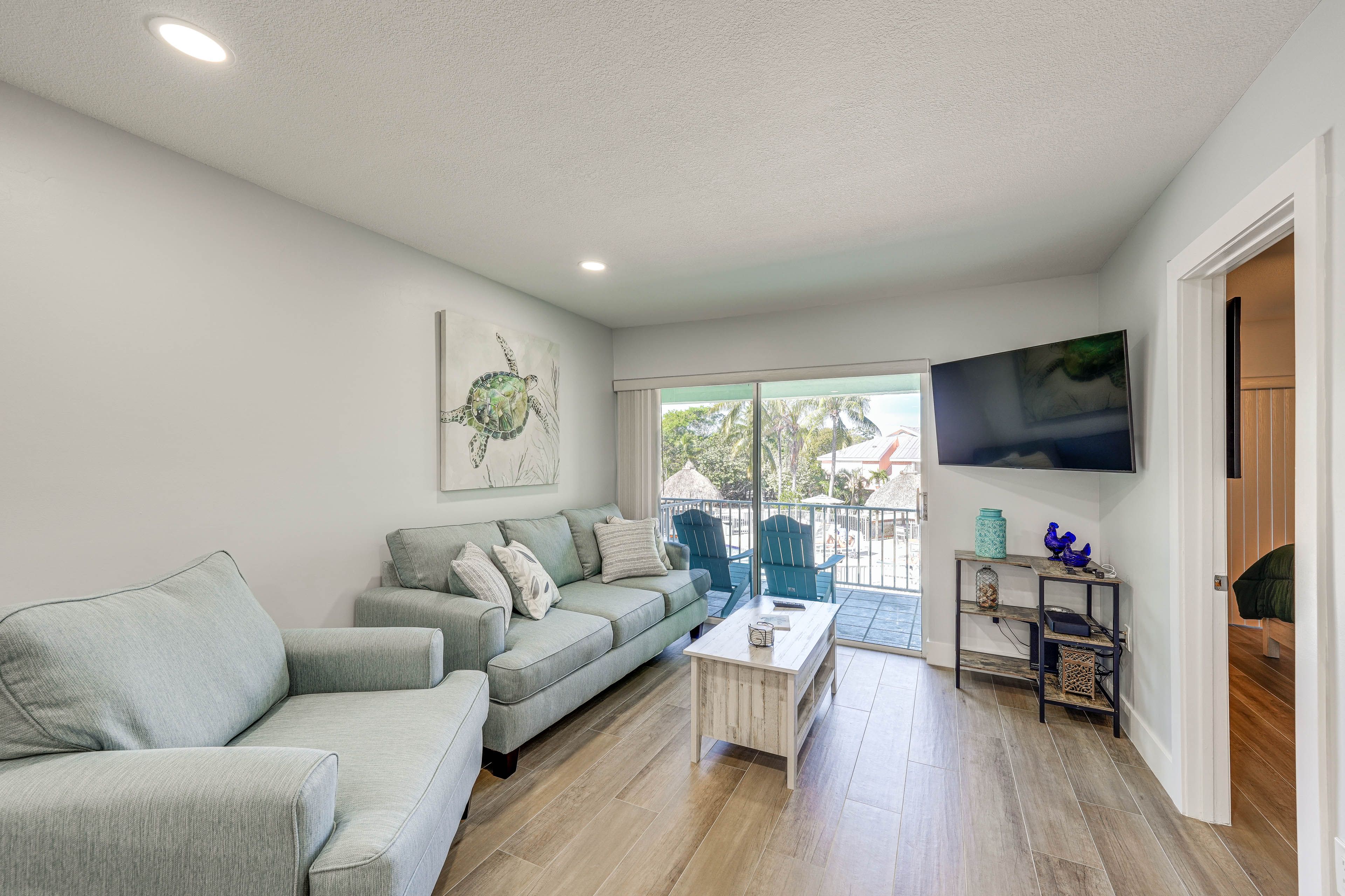 Living Room | Queen Sleeper Sofa | Smart TV | Free WiFi